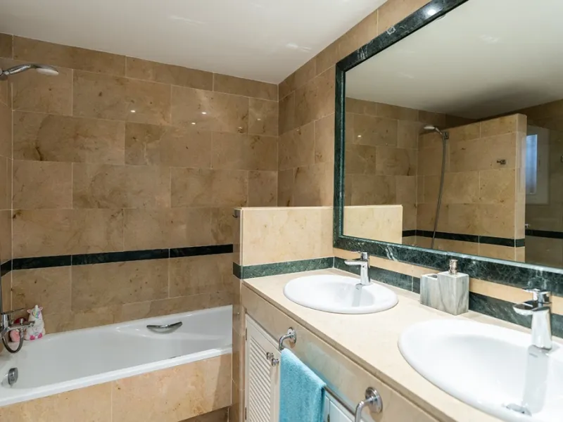 Apartment - Ground Floor Apartment в продаже в Marbella, Málaga. В доме 3 спален и 2 ванных комнат. Площадь дома 155 м²