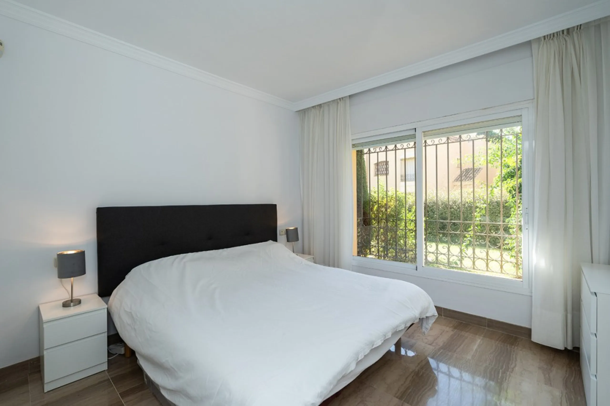 Apartment - Ground Floor Apartment в продаже в Marbella, Málaga. В доме 3 спален и 2 ванных комнат. Площадь дома 155 м²