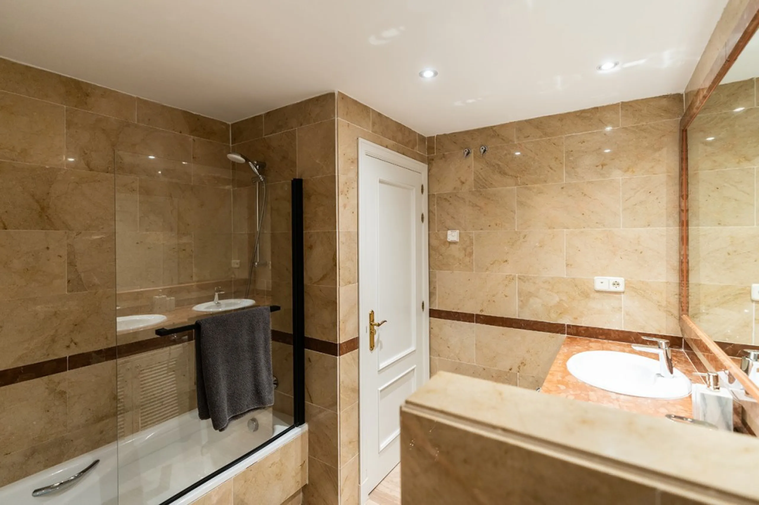 Apartment - Ground Floor Apartment в продаже в Marbella, Málaga. В доме 3 спален и 2 ванных комнат. Площадь дома 155 м²