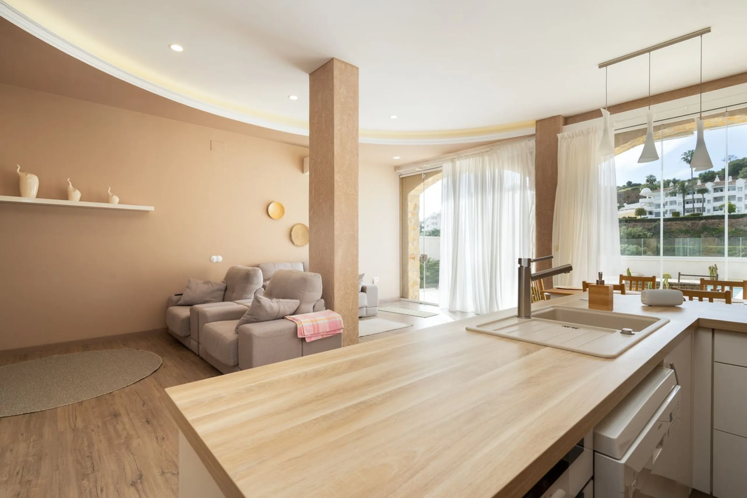 Impressive and spacious townhouse with idyllic valley views, located in the popular area of Calahonda , in a walking distance from the amenities.The townhouse is distributed on 3 floors and has 4 bedrooms, 3 bathrooms, a guest WC, very spacious living roo