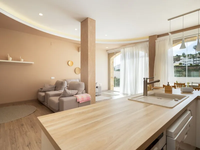 Impressive and spacious townhouse with idyllic valley views, located in the popular area of Calahonda , in a walking distance from the amenities.The townhouse is distributed on 3 floors and has 4 bedrooms, 3 bathrooms, a guest WC, very spacious living roo