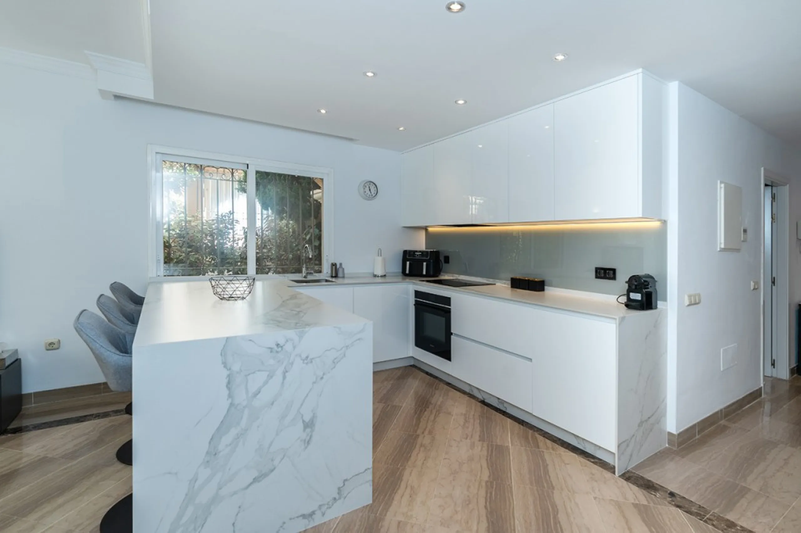 Apartment - Ground Floor Apartment в продаже в Marbella, Málaga. В доме 3 спален и 2 ванных комнат. Площадь дома 155 м²