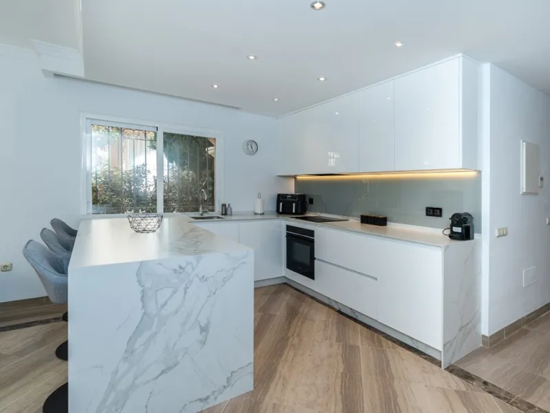 Apartment - Ground Floor Apartment в продаже в Marbella, Málaga. В доме 3 спален и 2 ванных комнат. Площадь дома 155 м²