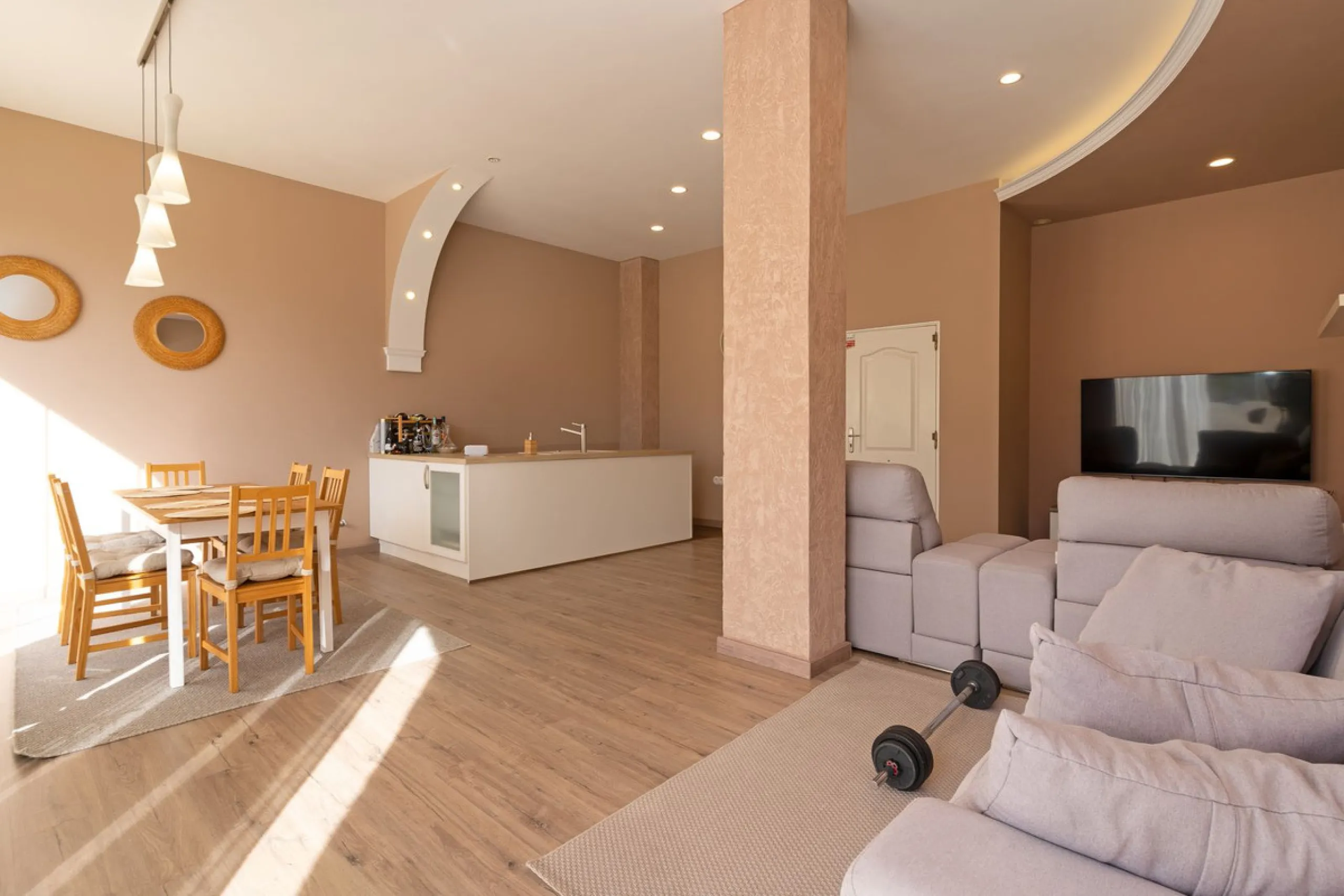 Impressive and spacious townhouse with idyllic valley views, located in the popular area of Calahonda , in a walking distance from the amenities.The townhouse is distributed on 3 floors and has 4 bedrooms, 3 bathrooms, a guest WC, very spacious living roo