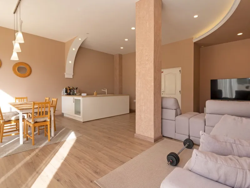 Impressive and spacious townhouse with idyllic valley views, located in the popular area of Calahonda , in a walking distance from the amenities.The townhouse is distributed on 3 floors and has 4 bedrooms, 3 bathrooms, a guest WC, very spacious living roo