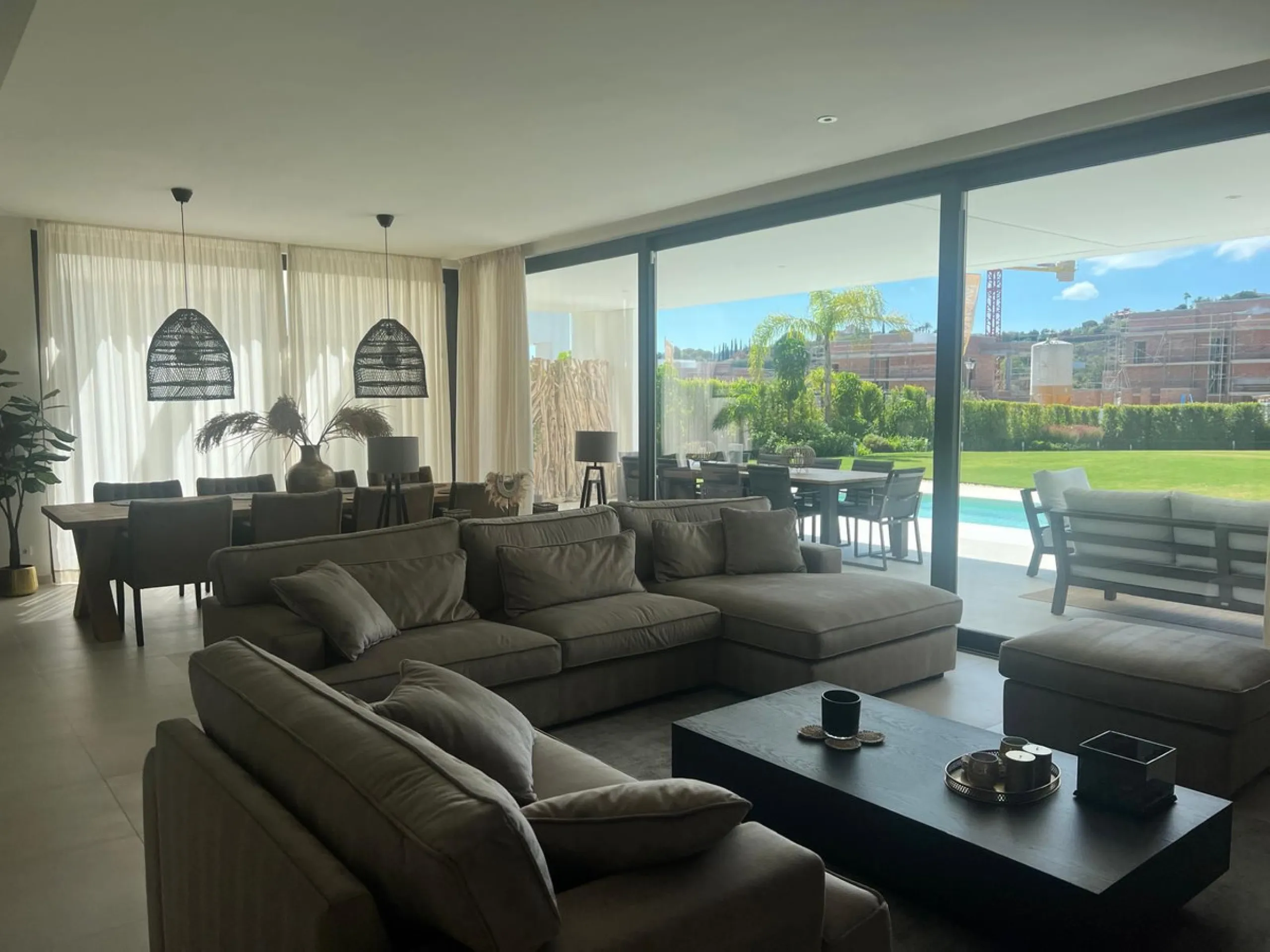 Beautiful detached villa located on the first line of La Cala's very popular golf courses, making it an ideal choice for golf lovers.