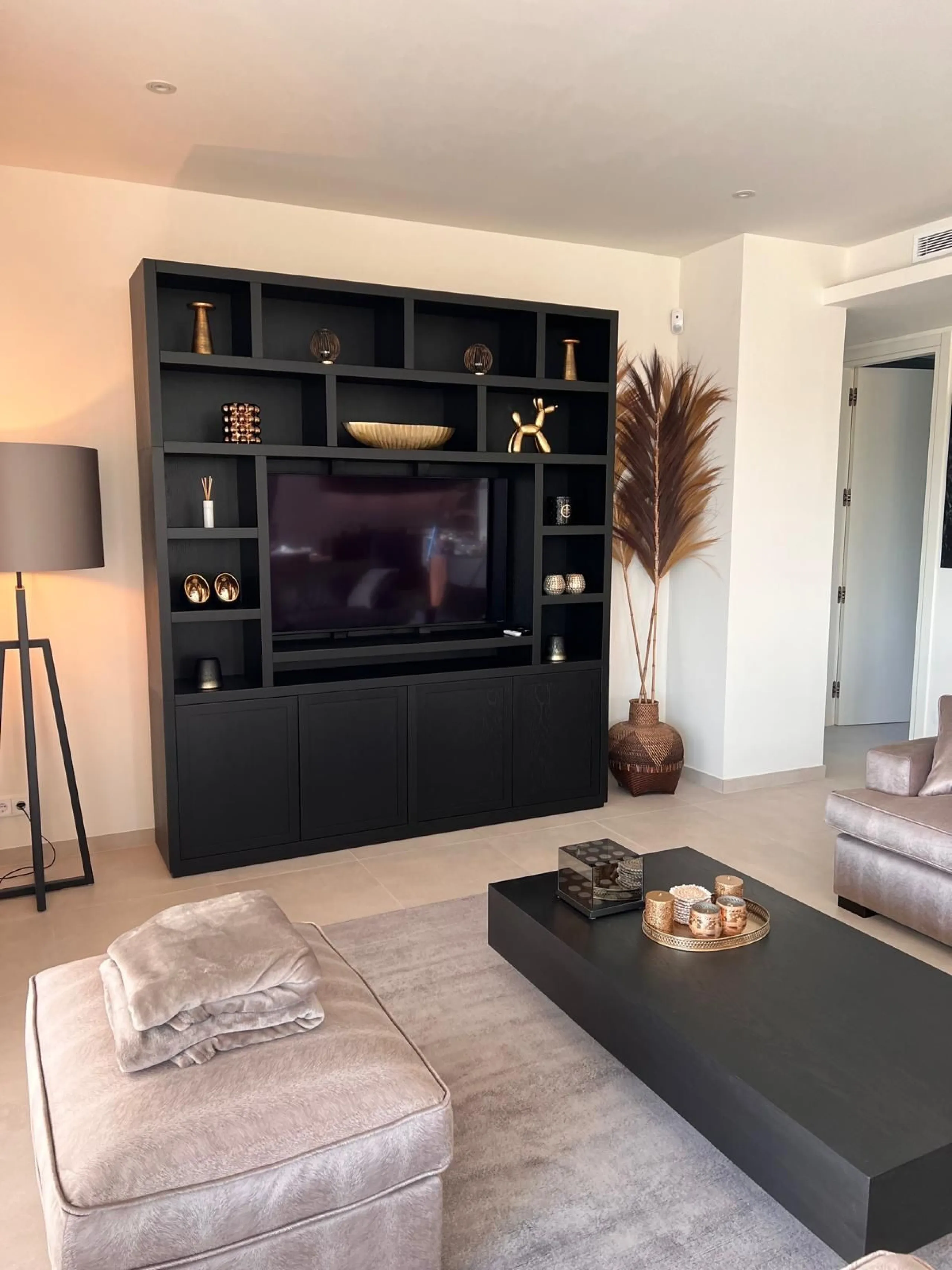 Beautiful detached villa located on the first line of La Cala's very popular golf courses, making it an ideal choice for golf lovers.