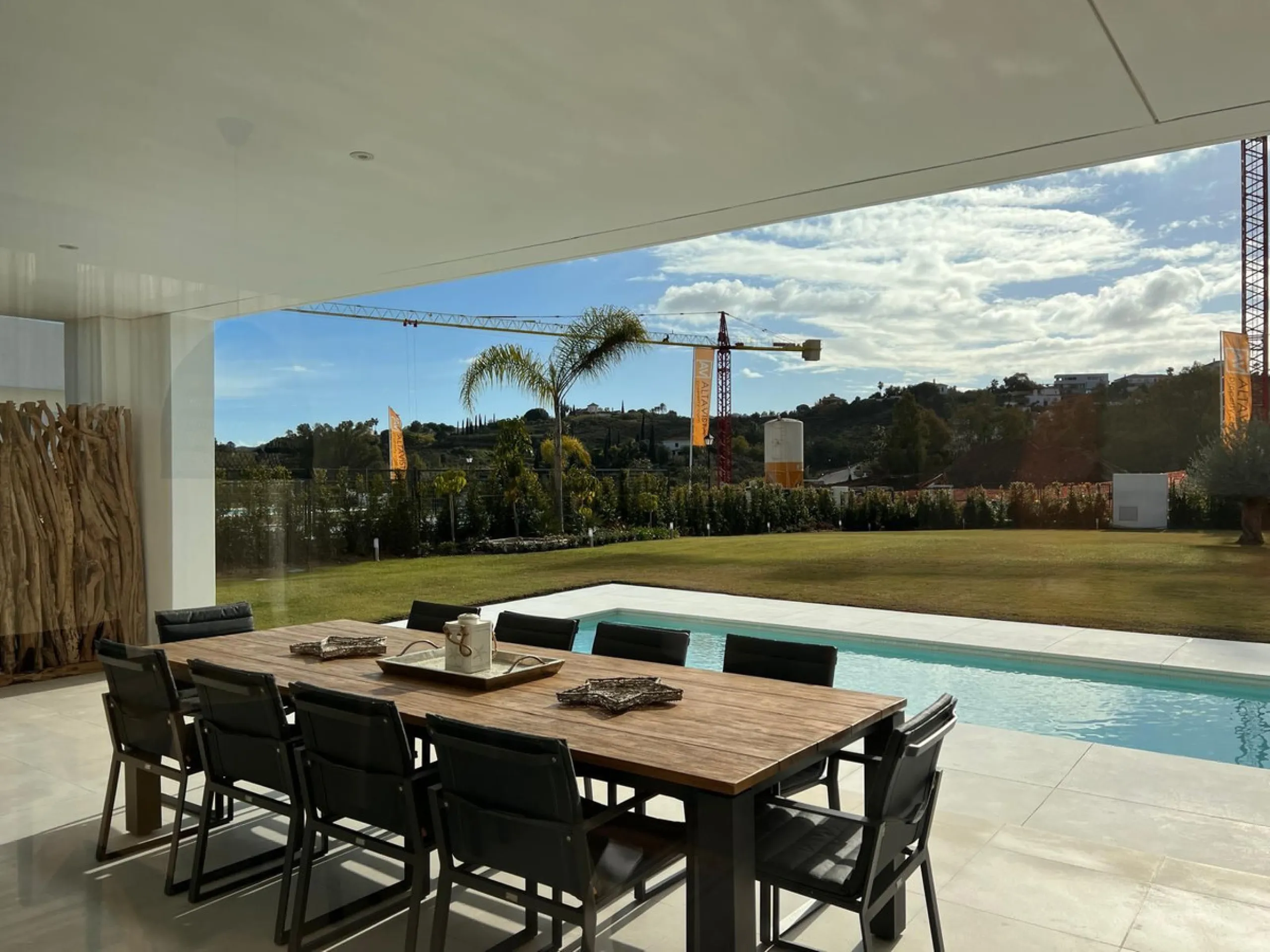 Beautiful detached villa located on the first line of La Cala's very popular golf courses, making it an ideal choice for golf lovers.