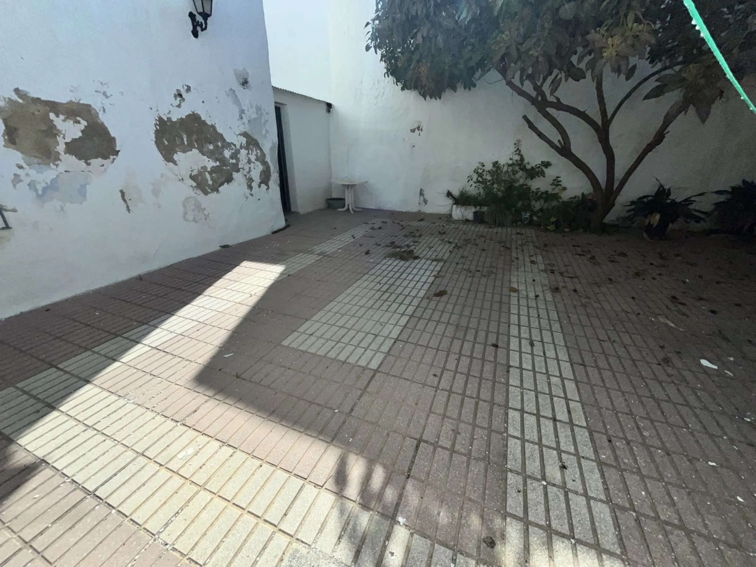 Investitionsmöglichkeit im Zentrum von Estepona, an der Fußgängerzone Calle Mondéjar, sehr nah am neuen Boulevard, Geschäften und Dienstleistungen sowie fußläufig zum Meer