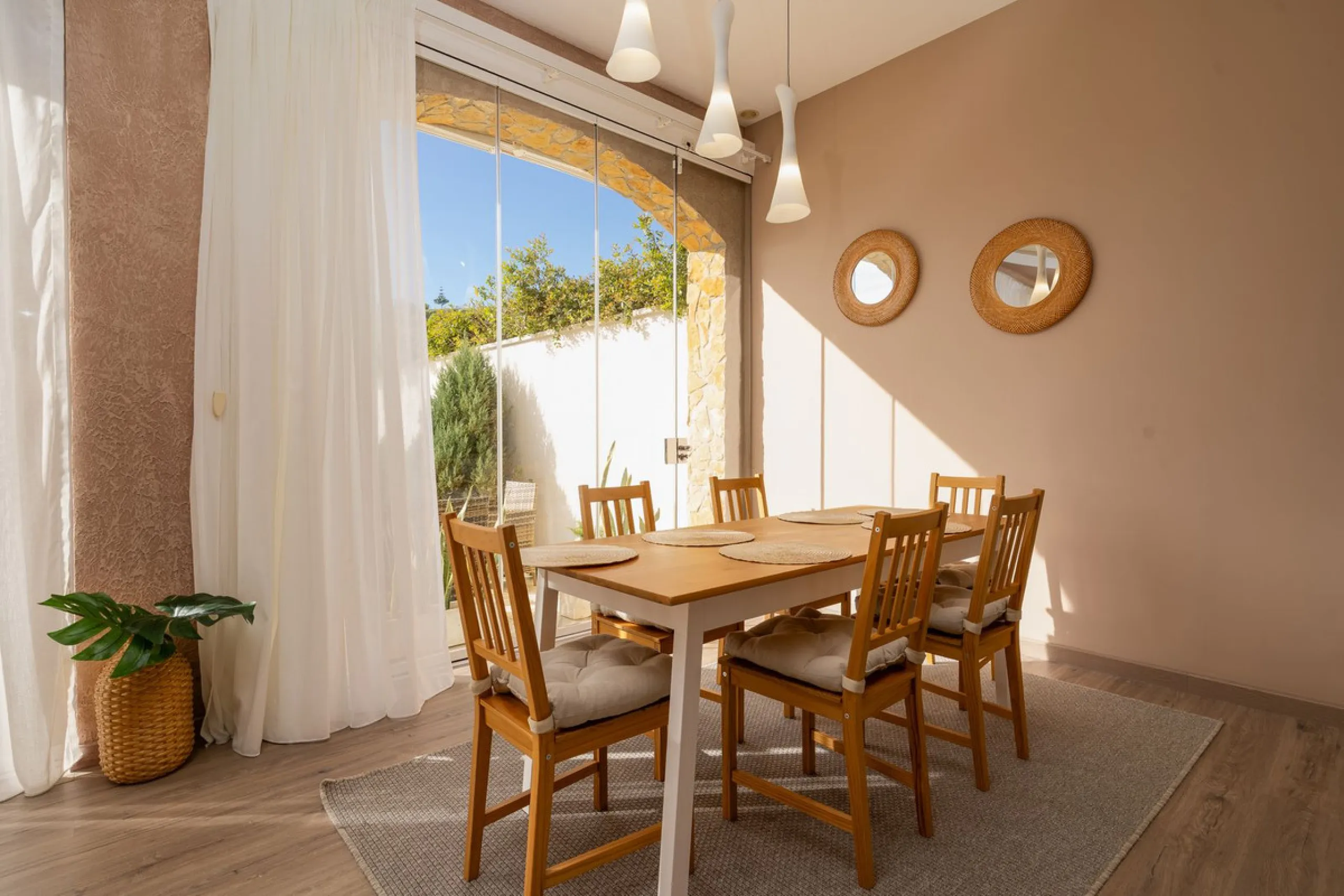 Impressive and spacious townhouse with idyllic valley views, located in the popular area of Calahonda , in a walking distance from the amenities.The townhouse is distributed on 3 floors and has 4 bedrooms, 3 bathrooms, a guest WC, very spacious living roo