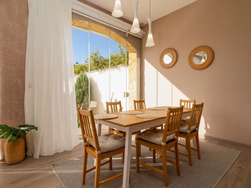 Impressive and spacious townhouse with idyllic valley views, located in the popular area of Calahonda , in a walking distance from the amenities.The townhouse is distributed on 3 floors and has 4 bedrooms, 3 bathrooms, a guest WC, very spacious living roo