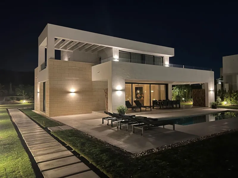 Beautiful detached villa located on the first line of La Cala's very popular golf courses, making it an ideal choice for golf lovers.