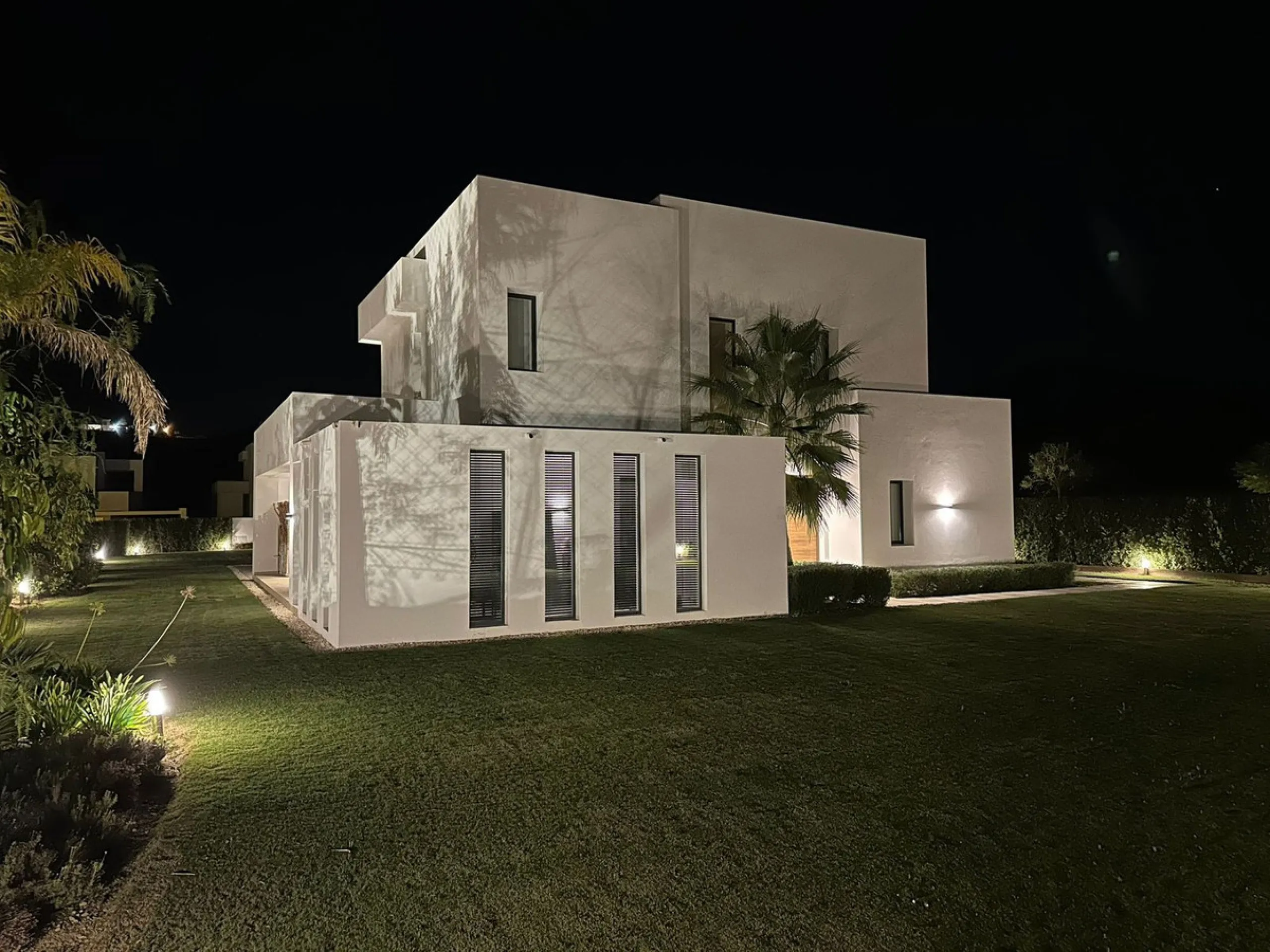 Beautiful detached villa located on the first line of La Cala's very popular golf courses, making it an ideal choice for golf lovers.