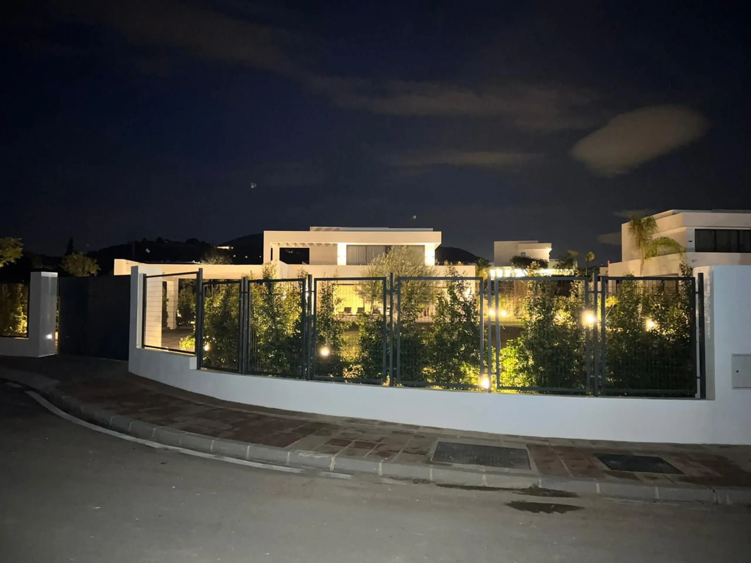 Beautiful detached villa located on the first line of La Cala's very popular golf courses, making it an ideal choice for golf lovers.