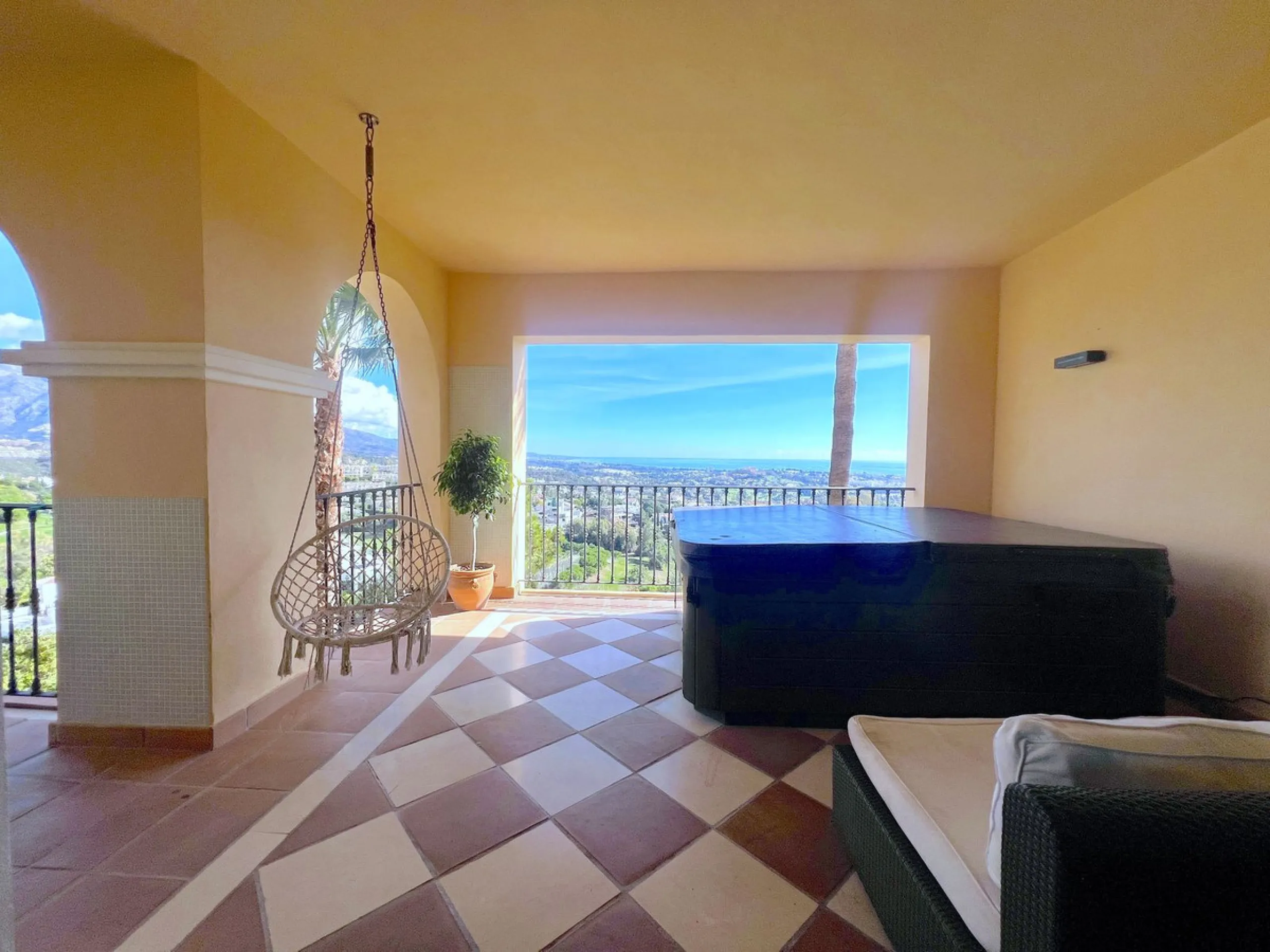 Apartment - Middle Floor Apartment в продаже в Benahavís, Málaga. В доме 3 спален и 3 ванных комнат. Площадь дома 160 м²