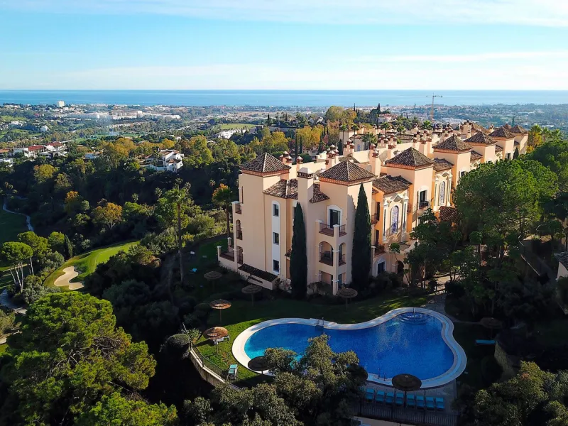 Apartment - Middle Floor Apartment в продаже в Benahavís, Málaga. В доме 3 спален и 3 ванных комнат. Площадь дома 160 м²