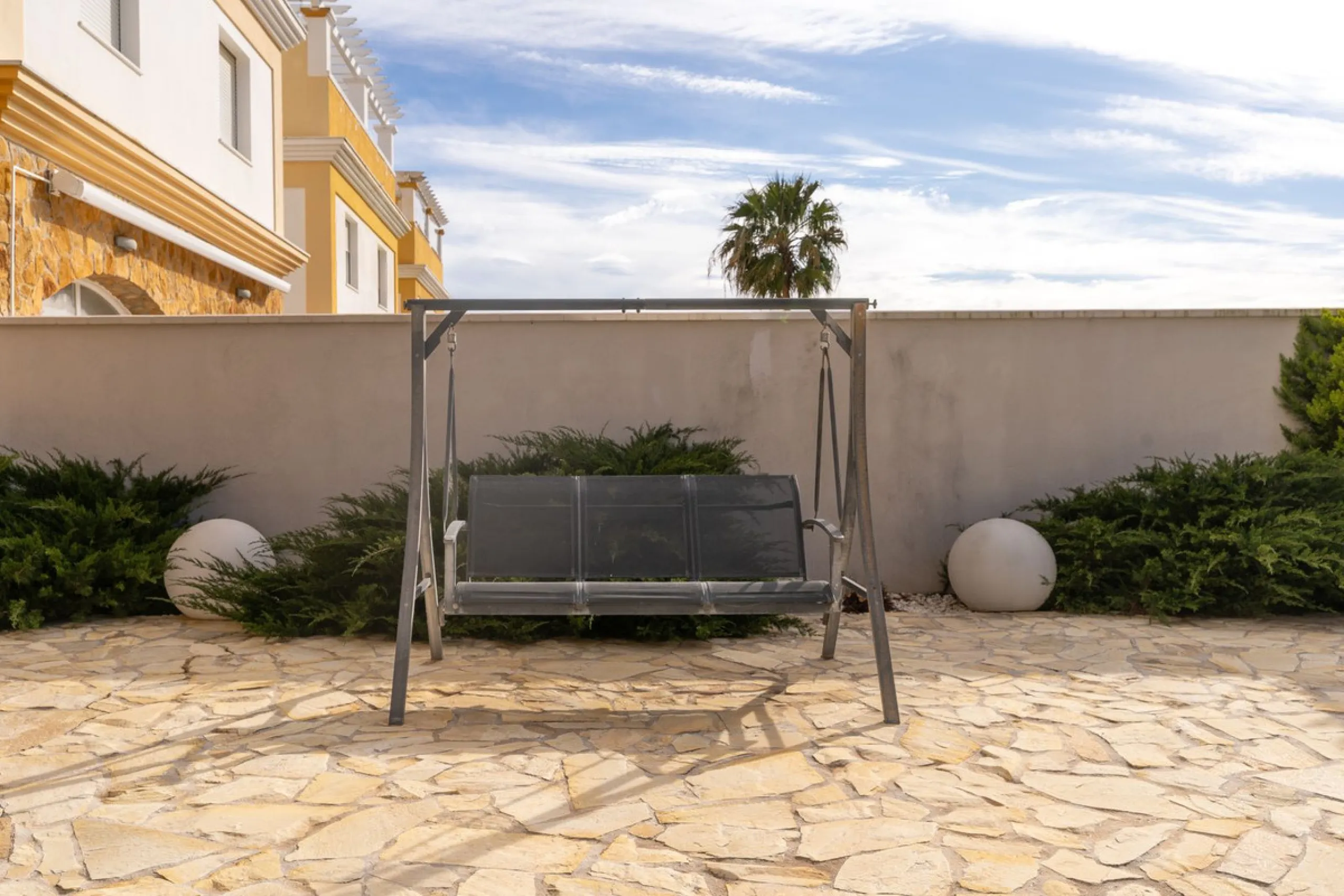 Impressive and spacious townhouse with idyllic valley views, located in the popular area of Calahonda , in a walking distance from the amenities.The townhouse is distributed on 3 floors and has 4 bedrooms, 3 bathrooms, a guest WC, very spacious living roo
