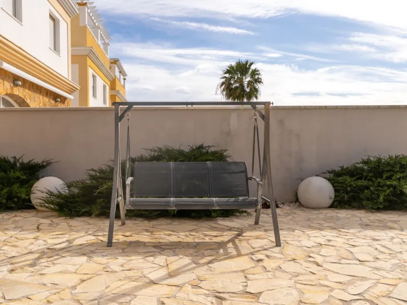Impressive and spacious townhouse with idyllic valley views, located in the popular area of Calahonda , in a walking distance from the amenities.The townhouse is distributed on 3 floors and has 4 bedrooms, 3 bathrooms, a guest WC, very spacious living roo