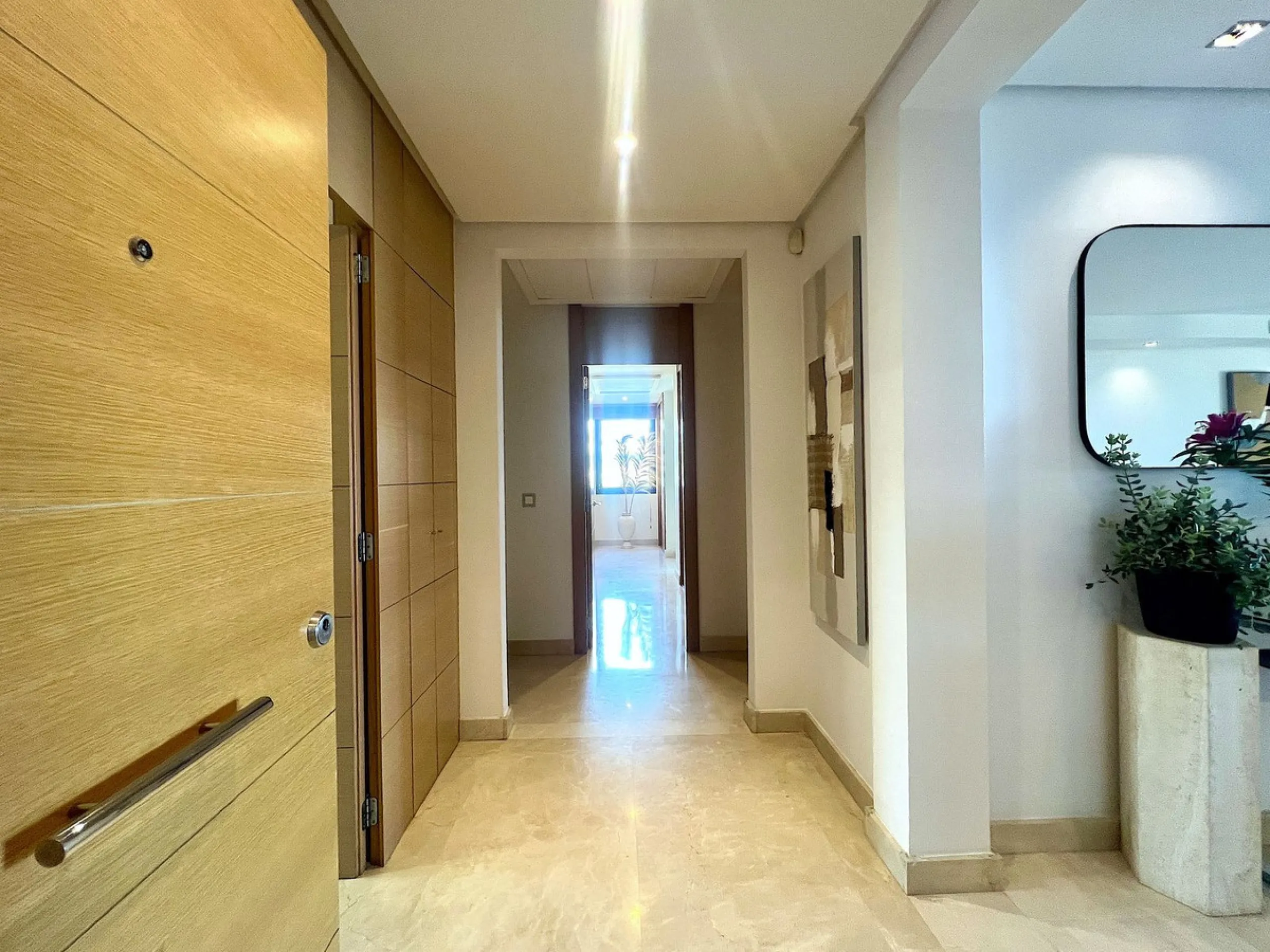 Apartment - Middle Floor Apartment в продаже в Benahavís, Málaga. В доме 3 спален и 3 ванных комнат. Площадь дома 160 м²