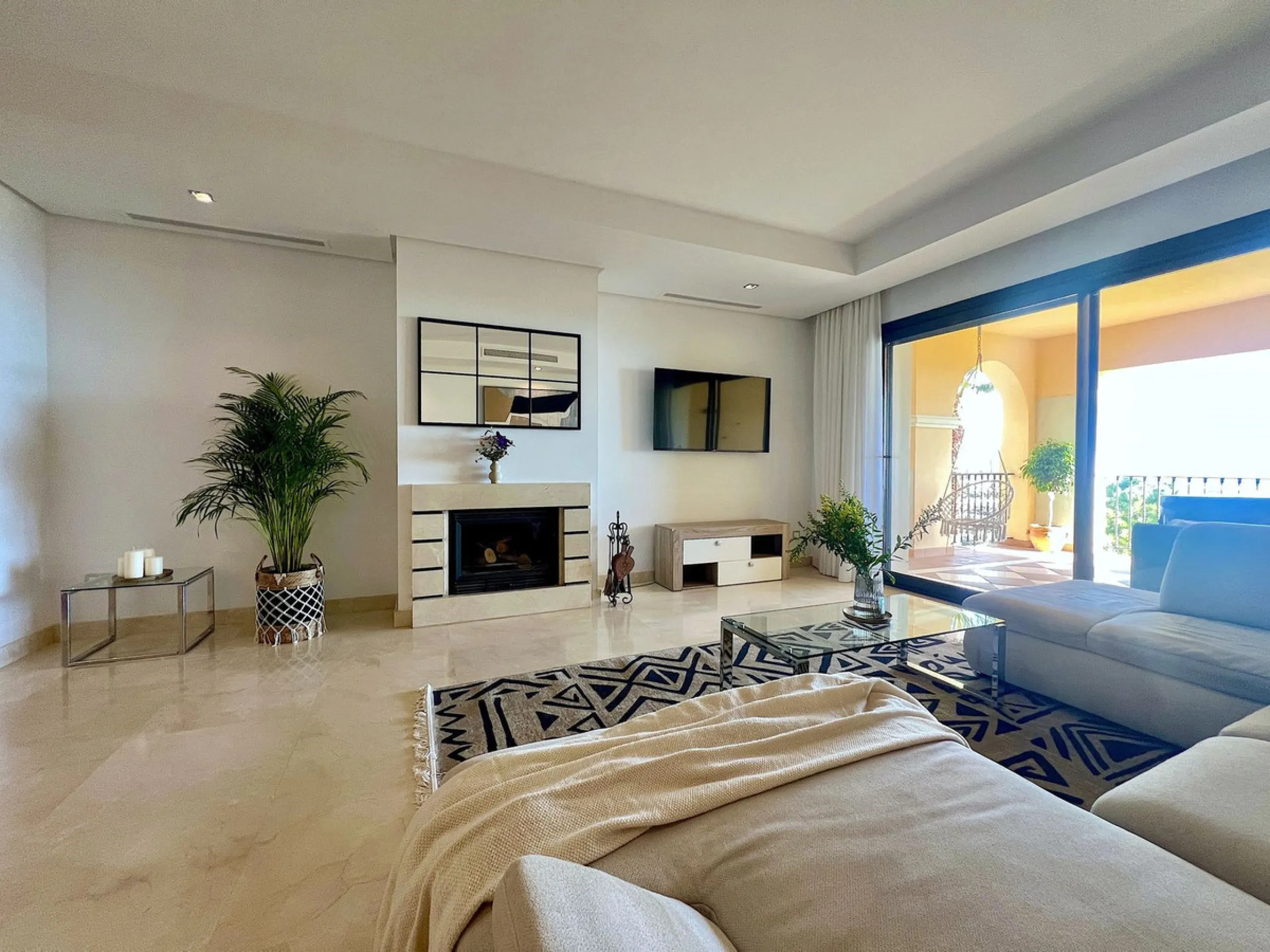 Apartment - Middle Floor Apartment в продаже в Benahavís, Málaga. В доме 3 спален и 3 ванных комнат. Площадь дома 160 м²