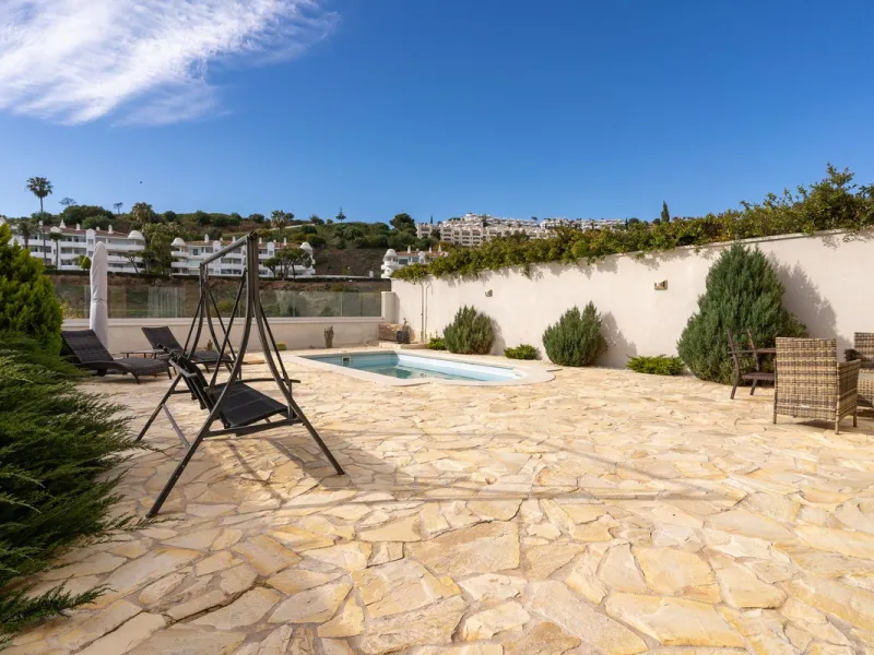 Impressive and spacious townhouse with idyllic valley views, located in the popular area of Calahonda , in a walking distance from the amenities.The townhouse is distributed on 3 floors and has 4 bedrooms, 3 bathrooms, a guest WC, very spacious living roo