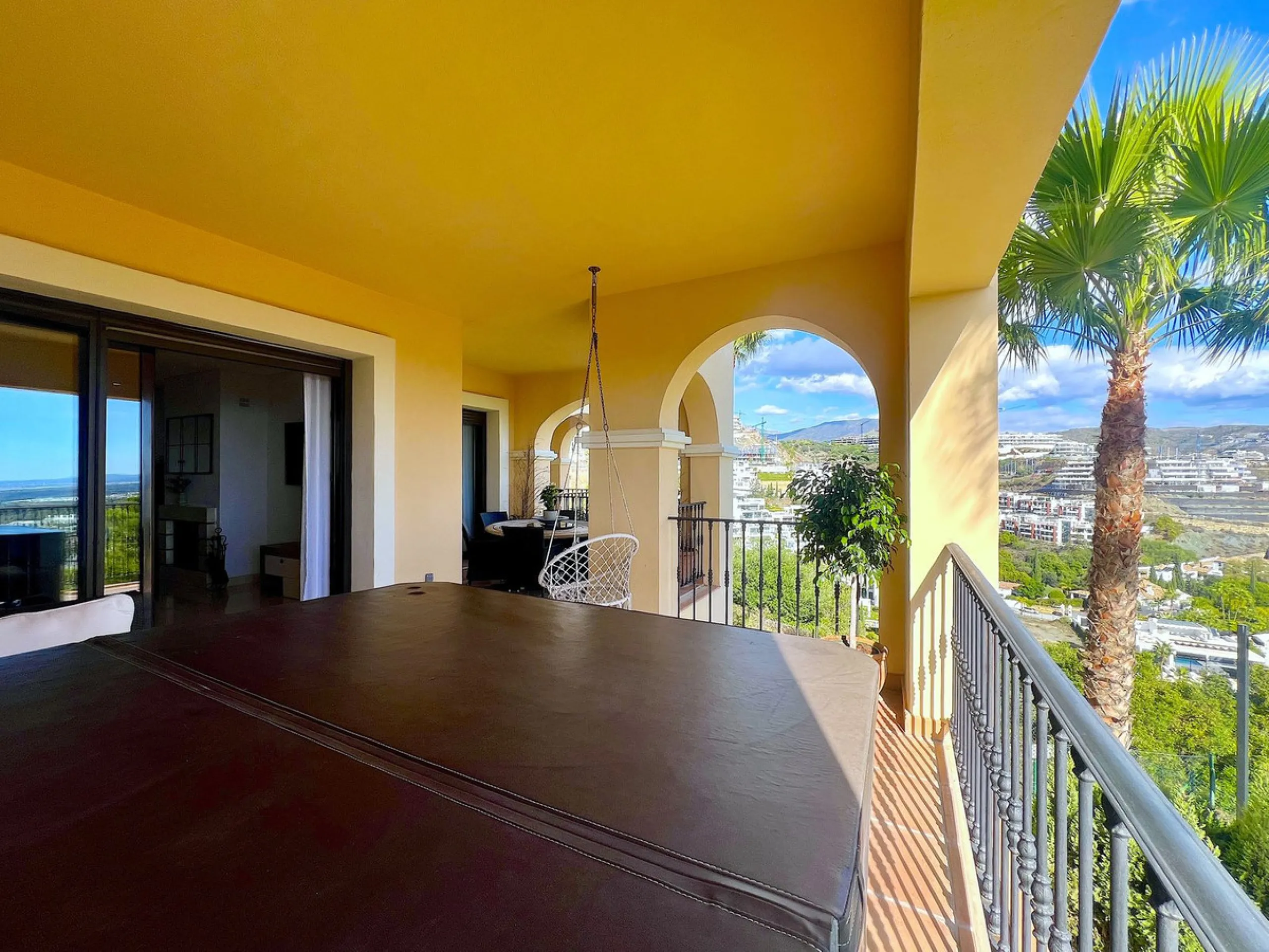 Apartment - Middle Floor Apartment в продаже в Benahavís, Málaga. В доме 3 спален и 3 ванных комнат. Площадь дома 160 м²