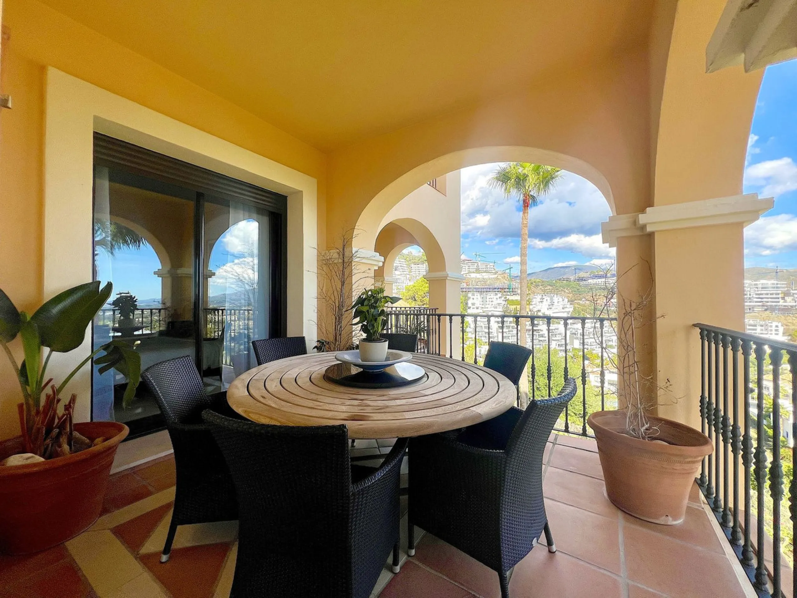 Apartment - Middle Floor Apartment в продаже в Benahavís, Málaga. В доме 3 спален и 3 ванных комнат. Площадь дома 160 м²