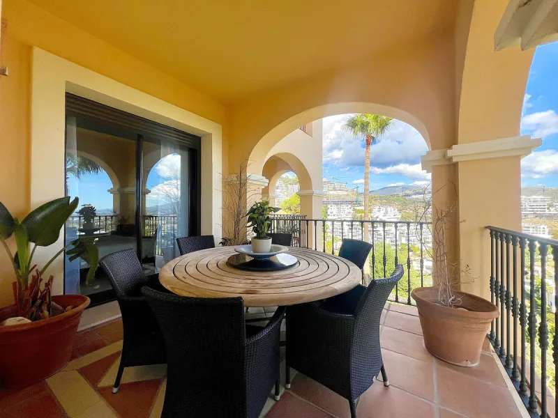 Apartment - Middle Floor Apartment в продаже в Benahavís, Málaga. В доме 3 спален и 3 ванных комнат. Площадь дома 160 м²