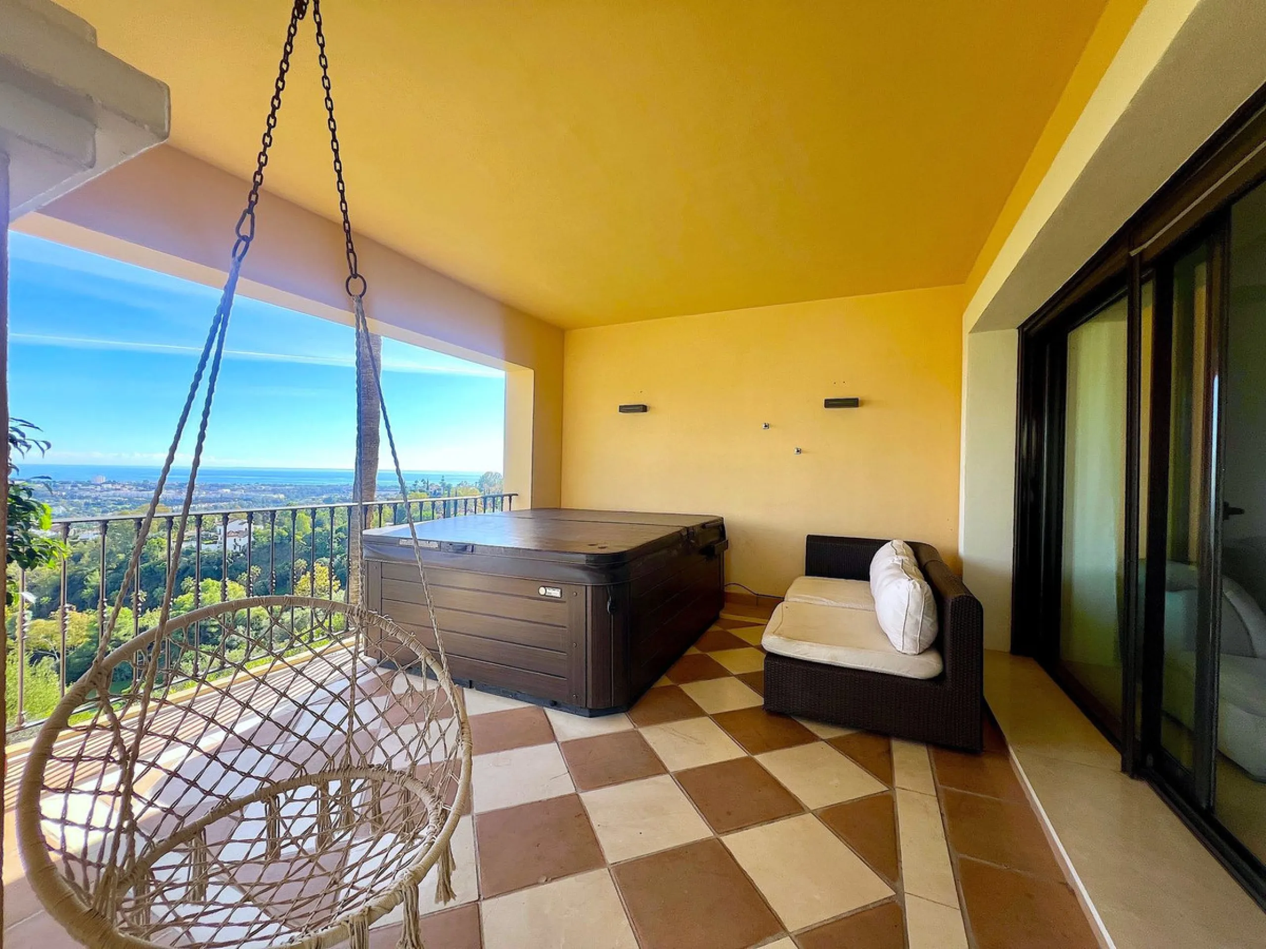 Apartment - Middle Floor Apartment в продаже в Benahavís, Málaga. В доме 3 спален и 3 ванных комнат. Площадь дома 160 м²
