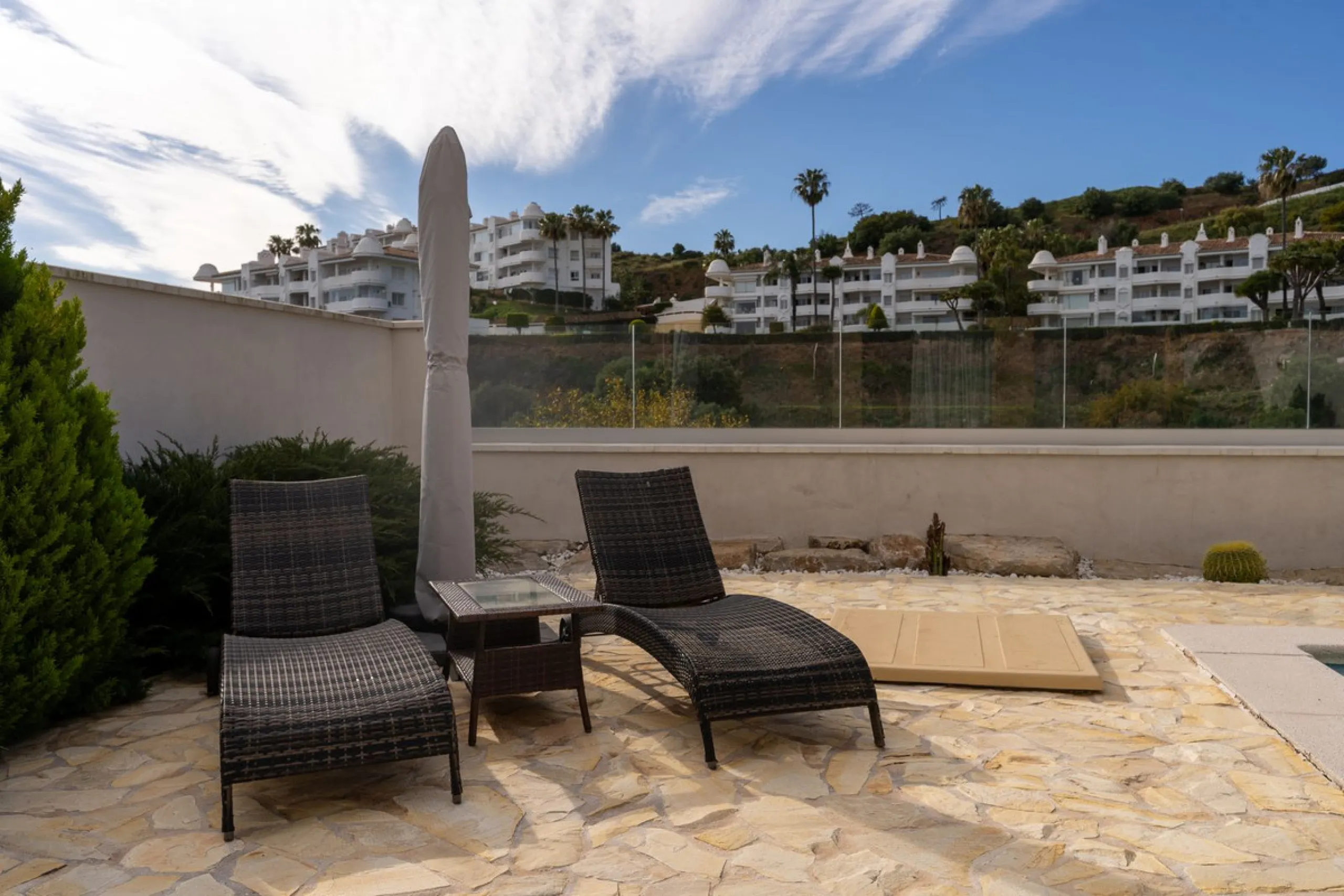 Impressive and spacious townhouse with idyllic valley views, located in the popular area of Calahonda , in a walking distance from the amenities.The townhouse is distributed on 3 floors and has 4 bedrooms, 3 bathrooms, a guest WC, very spacious living roo