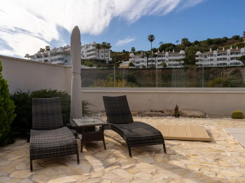 Impressive and spacious townhouse with idyllic valley views, located in the popular area of Calahonda , in a walking distance from the amenities.The townhouse is distributed on 3 floors and has 4 bedrooms, 3 bathrooms, a guest WC, very spacious living roo