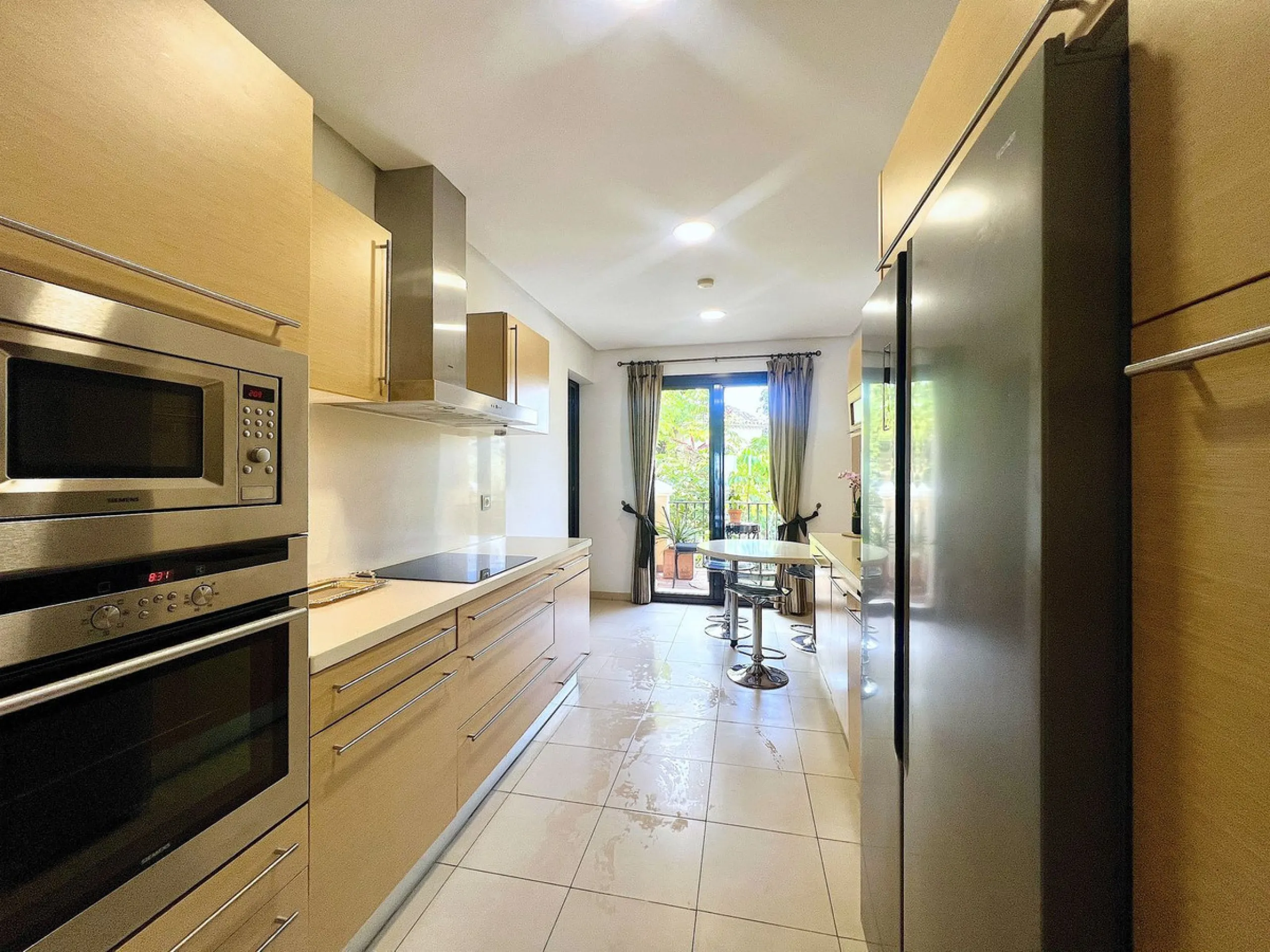 Apartment - Middle Floor Apartment в продаже в Benahavís, Málaga. В доме 3 спален и 3 ванных комнат. Площадь дома 160 м²