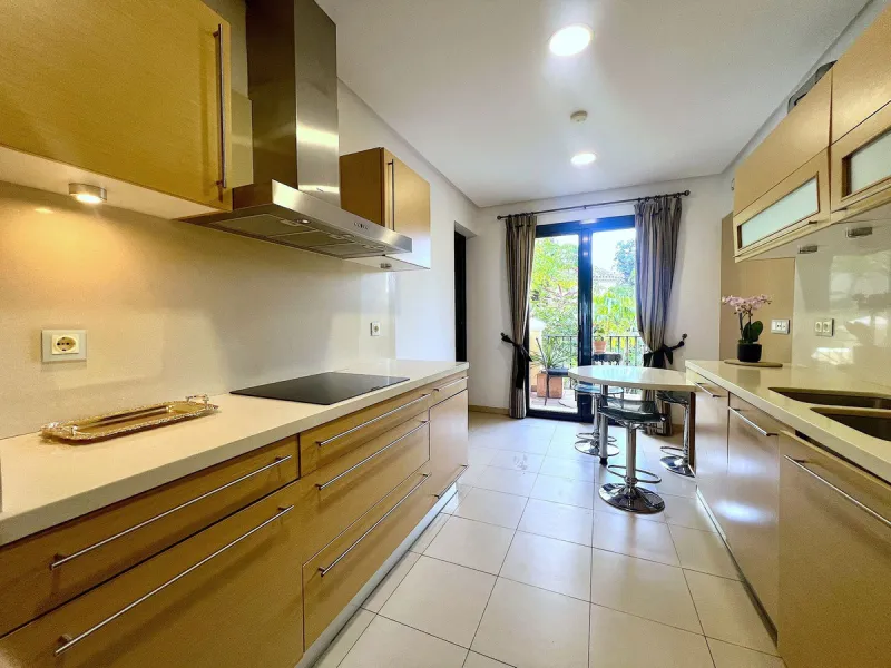Apartment - Middle Floor Apartment в продаже в Benahavís, Málaga. В доме 3 спален и 3 ванных комнат. Площадь дома 160 м²