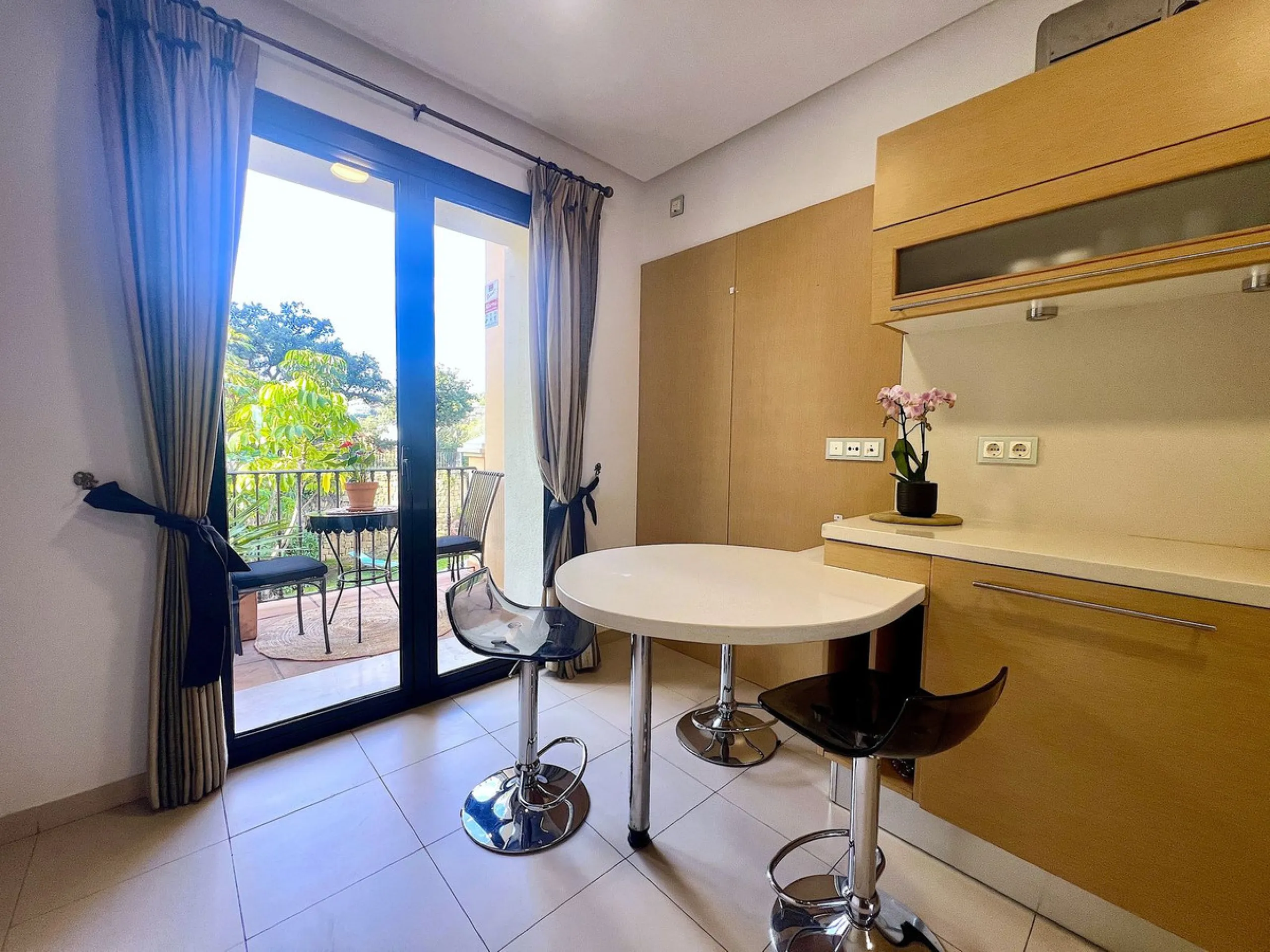 Apartment - Middle Floor Apartment в продаже в Benahavís, Málaga. В доме 3 спален и 3 ванных комнат. Площадь дома 160 м²