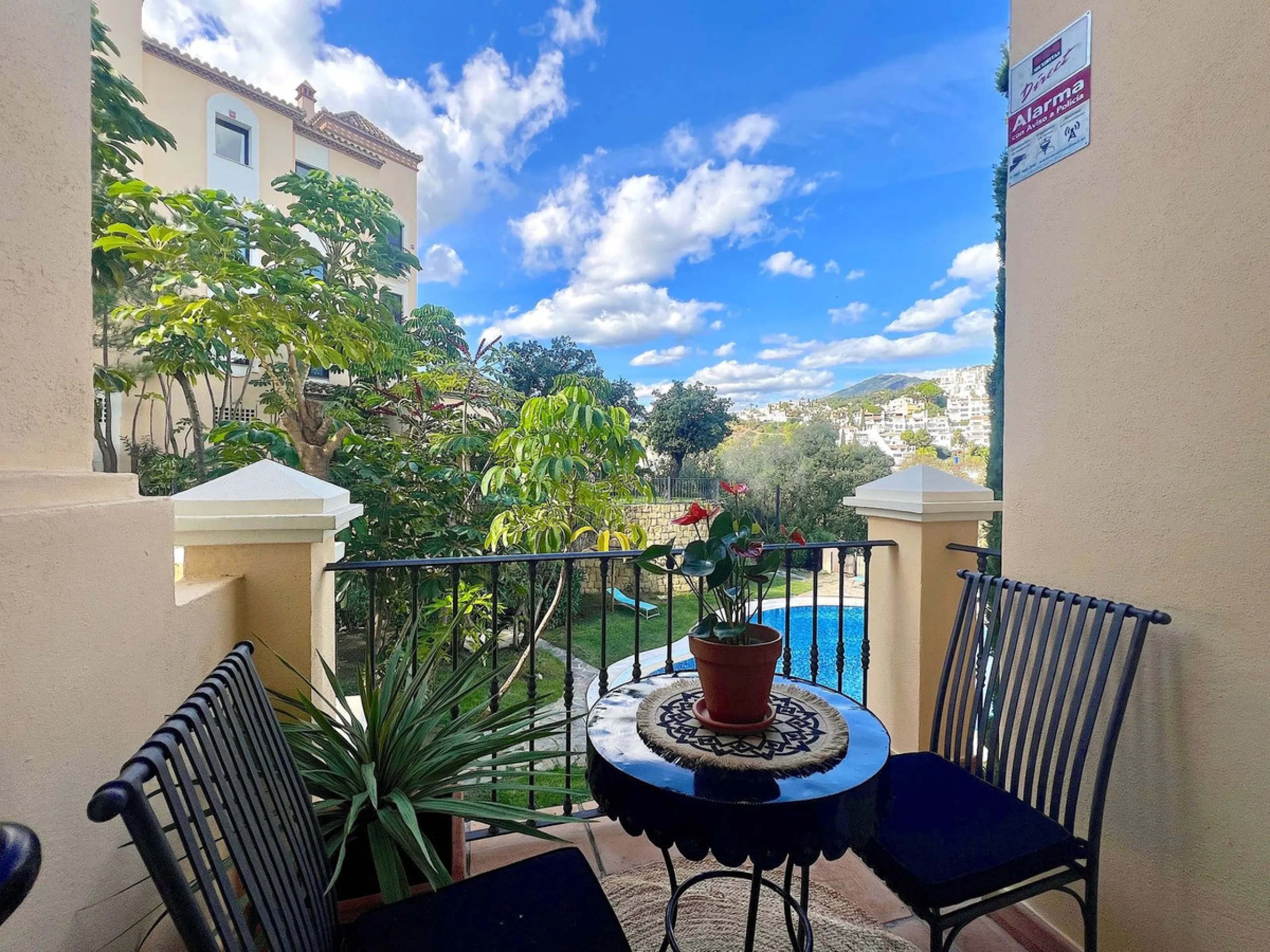 Apartment - Middle Floor Apartment в продаже в Benahavís, Málaga. В доме 3 спален и 3 ванных комнат. Площадь дома 160 м²