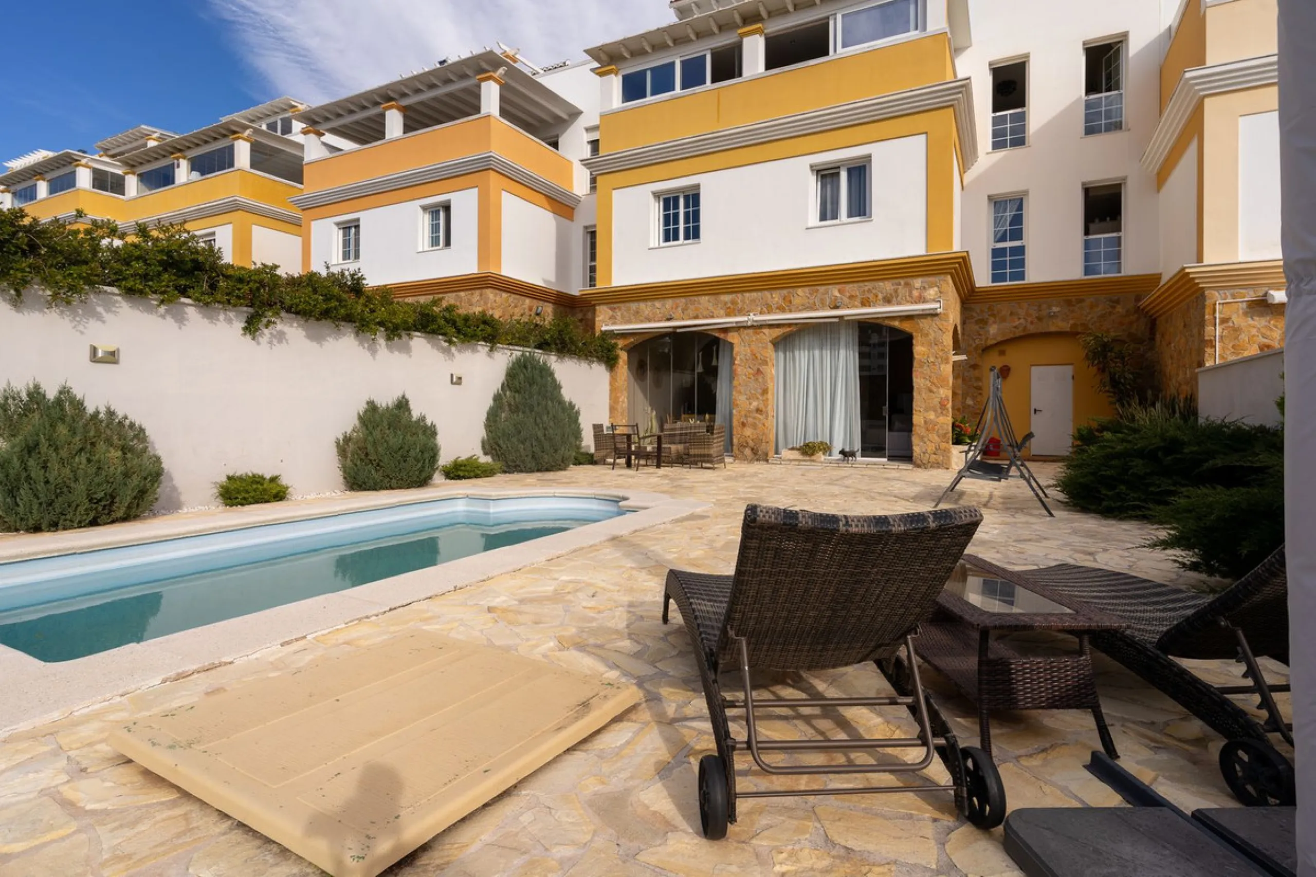Impressive and spacious townhouse with idyllic valley views, located in the popular area of Calahonda , in a walking distance from the amenities.The townhouse is distributed on 3 floors and has 4 bedrooms, 3 bathrooms, a guest WC, very spacious living roo