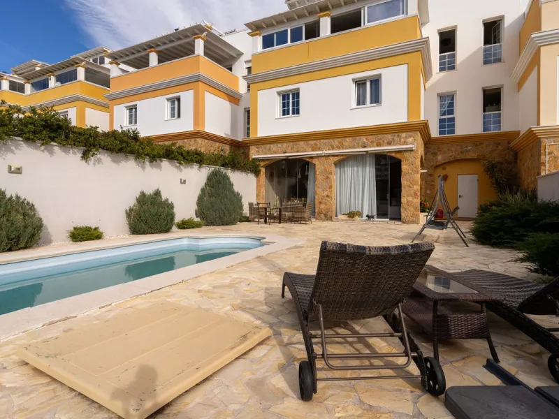 Impressive and spacious townhouse with idyllic valley views, located in the popular area of Calahonda , in a walking distance from the amenities.The townhouse is distributed on 3 floors and has 4 bedrooms, 3 bathrooms, a guest WC, very spacious living roo