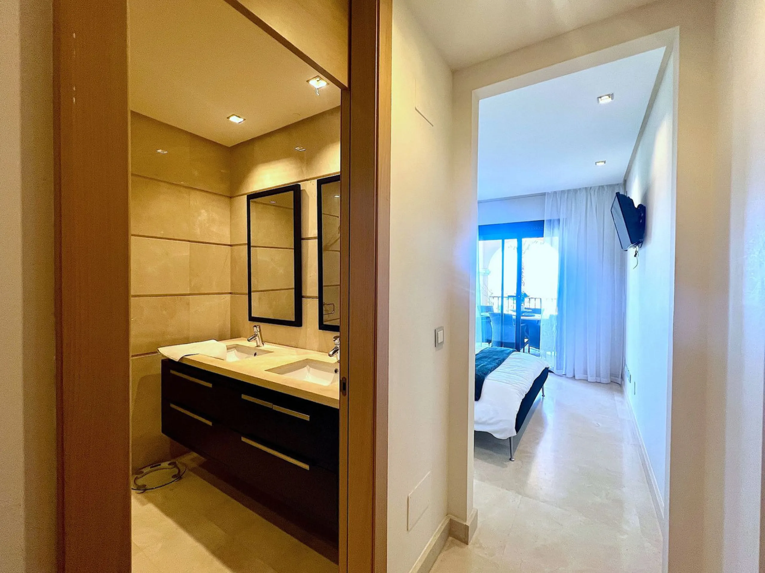 Apartment - Middle Floor Apartment в продаже в Benahavís, Málaga. В доме 3 спален и 3 ванных комнат. Площадь дома 160 м²