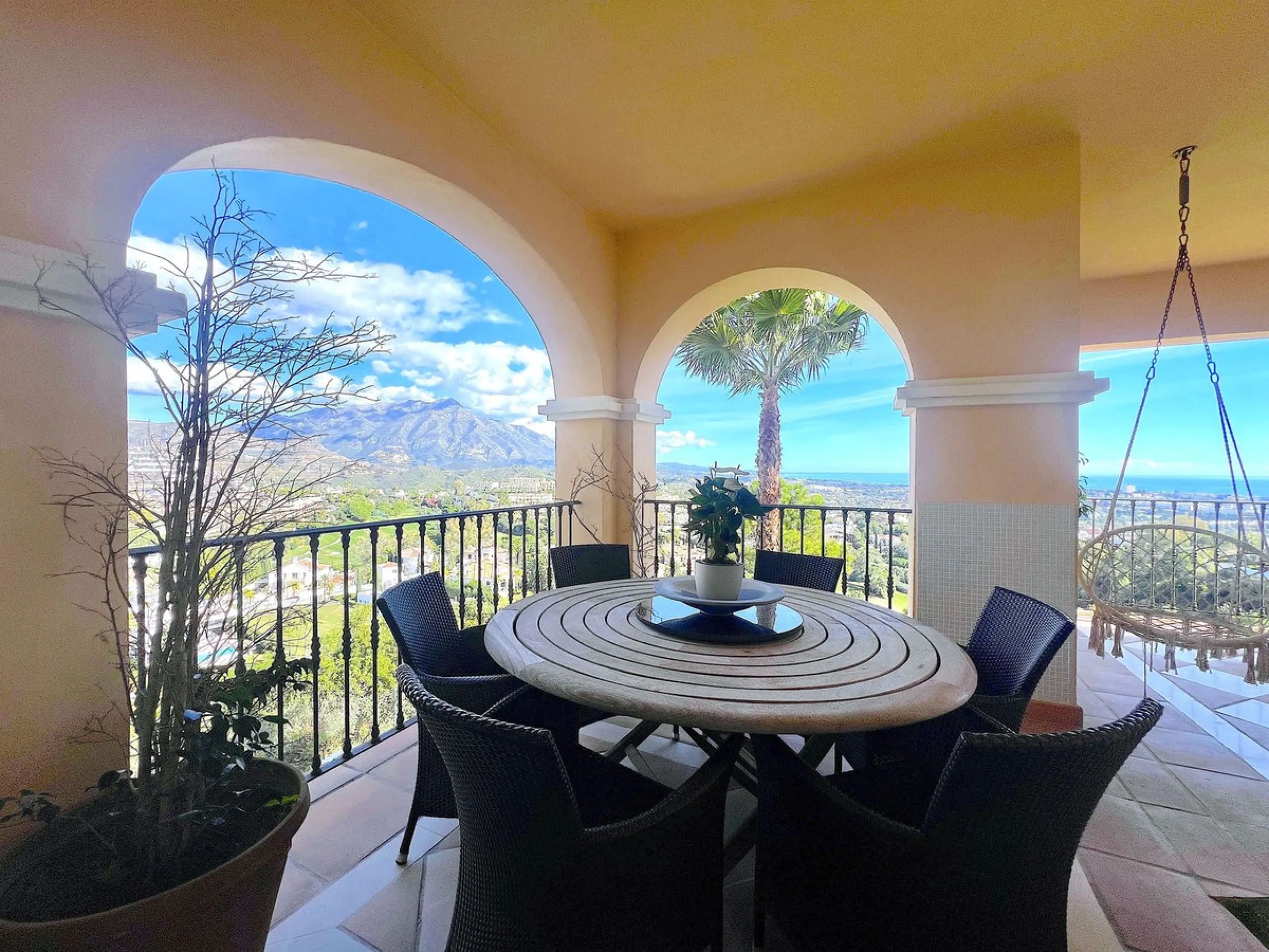 Apartment - Middle Floor Apartment в продаже в Benahavís, Málaga. В доме 3 спален и 3 ванных комнат. Площадь дома 160 м²