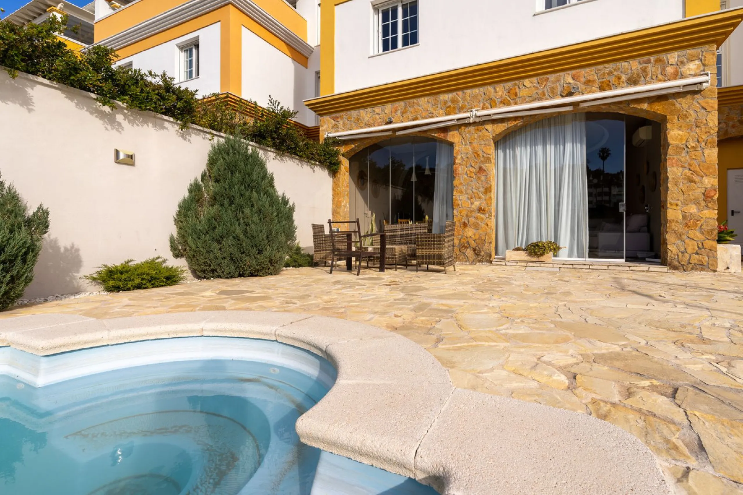 Impressive and spacious townhouse with idyllic valley views, located in the popular area of Calahonda , in a walking distance from the amenities.The townhouse is distributed on 3 floors and has 4 bedrooms, 3 bathrooms, a guest WC, very spacious living roo
