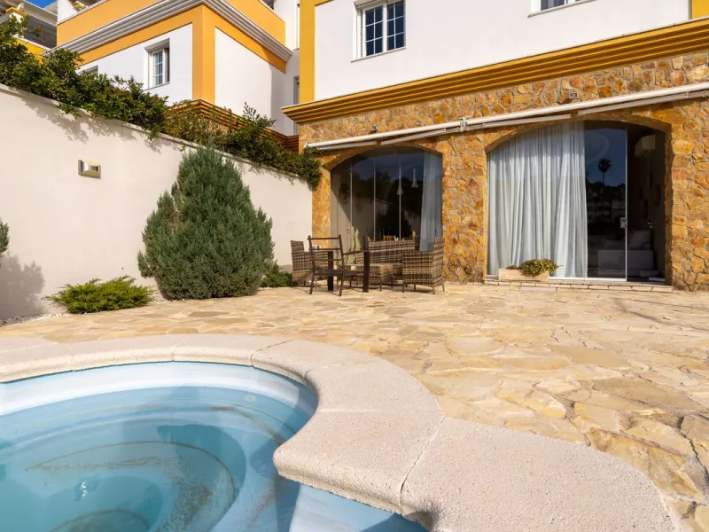 Impressive and spacious townhouse with idyllic valley views, located in the popular area of Calahonda , in a walking distance from the amenities.The townhouse is distributed on 3 floors and has 4 bedrooms, 3 bathrooms, a guest WC, very spacious living roo