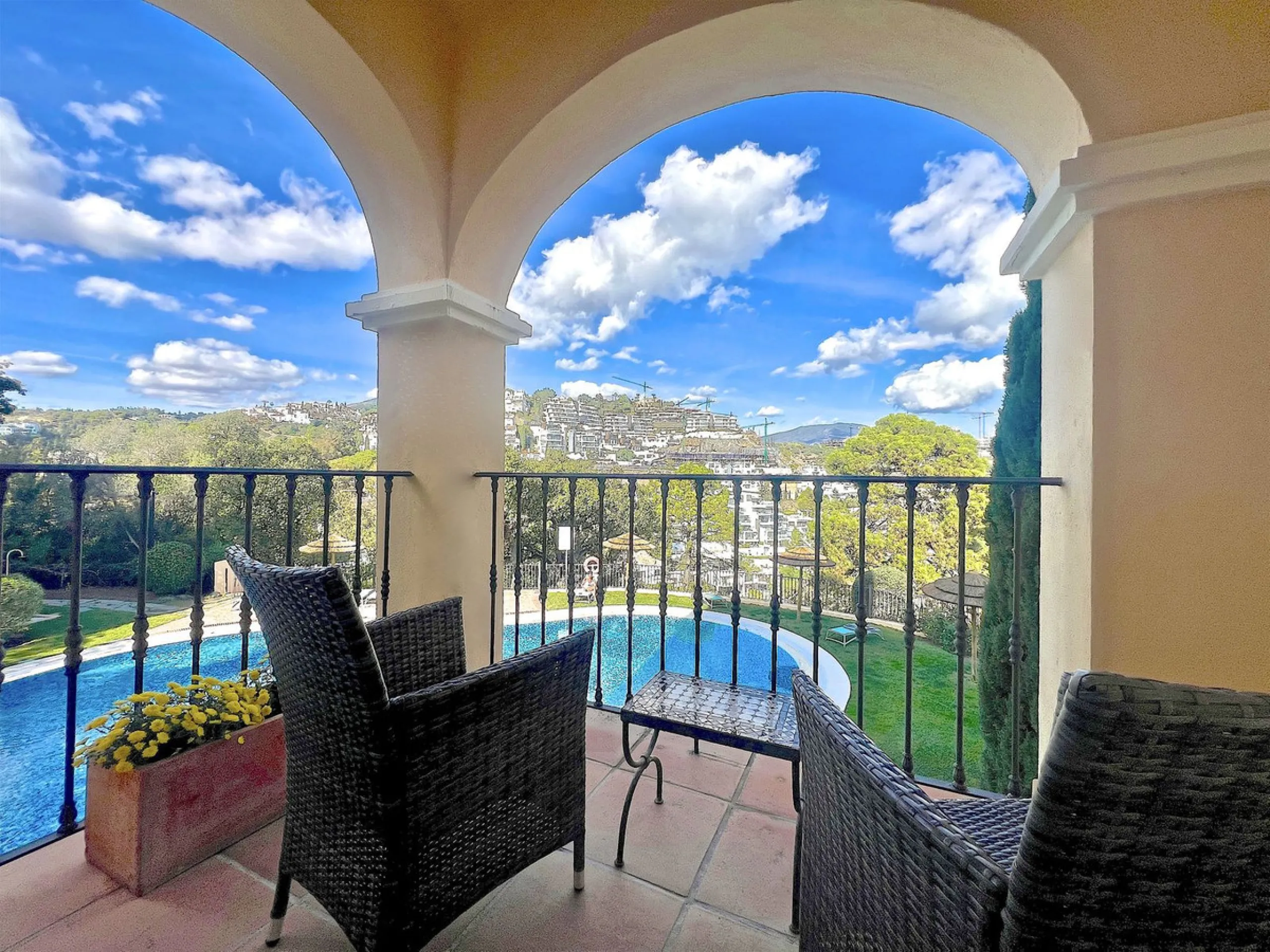 Apartment - Middle Floor Apartment в продаже в Benahavís, Málaga. В доме 3 спален и 3 ванных комнат. Площадь дома 160 м²
