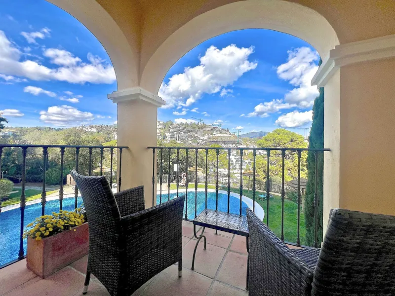 Apartment - Middle Floor Apartment в продаже в Benahavís, Málaga. В доме 3 спален и 3 ванных комнат. Площадь дома 160 м²