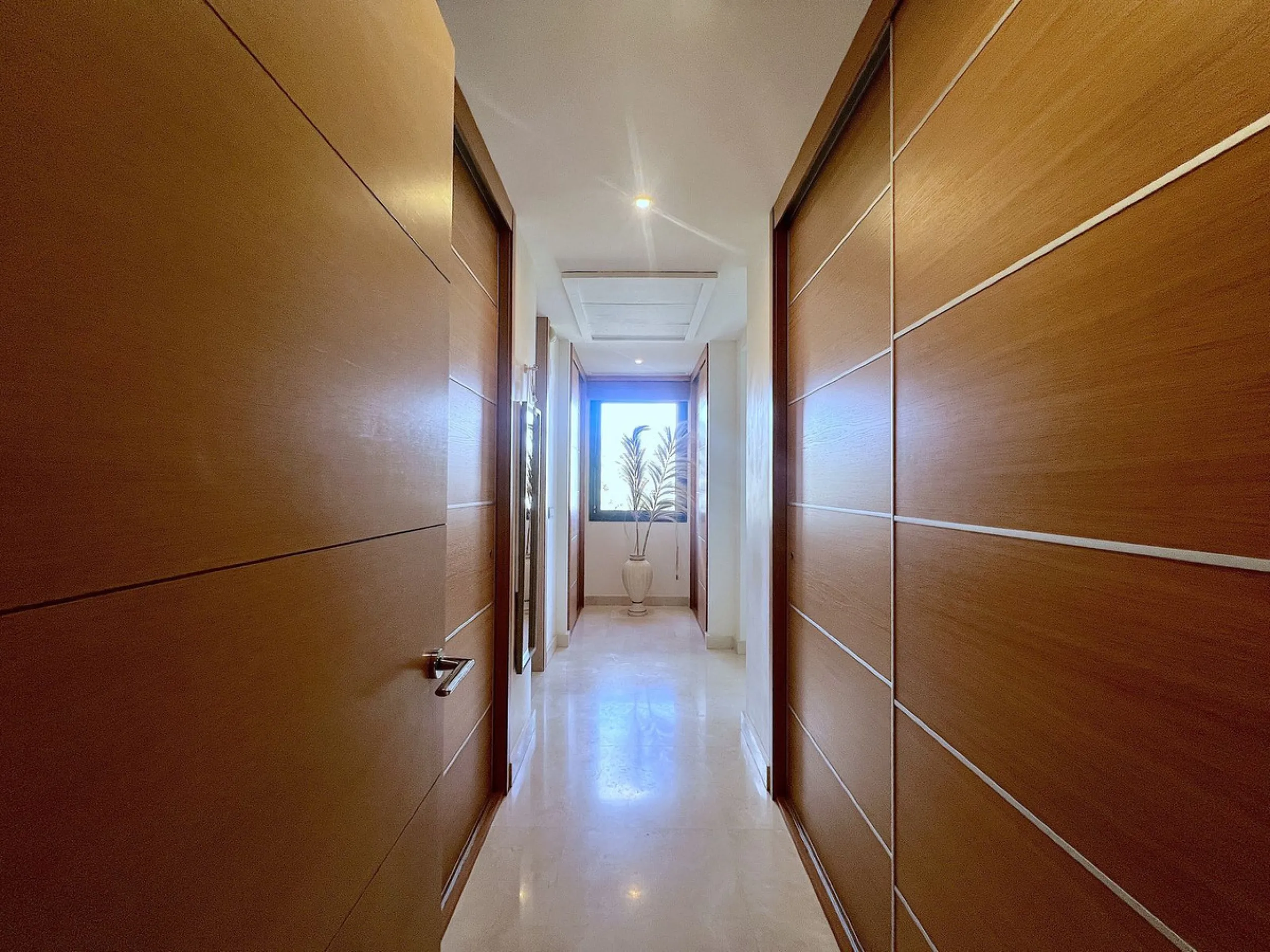 Apartment - Middle Floor Apartment в продаже в Benahavís, Málaga. В доме 3 спален и 3 ванных комнат. Площадь дома 160 м²