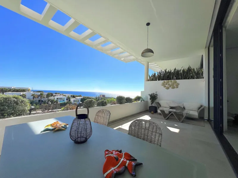 Welcome to your new dream home in Cabopino! This stunning semi-detached house, built in 2021, offers you an unrivalled living experience with panoramic sea views from every room. Located on the front line of the prestigious Cabopino golf course and a ston