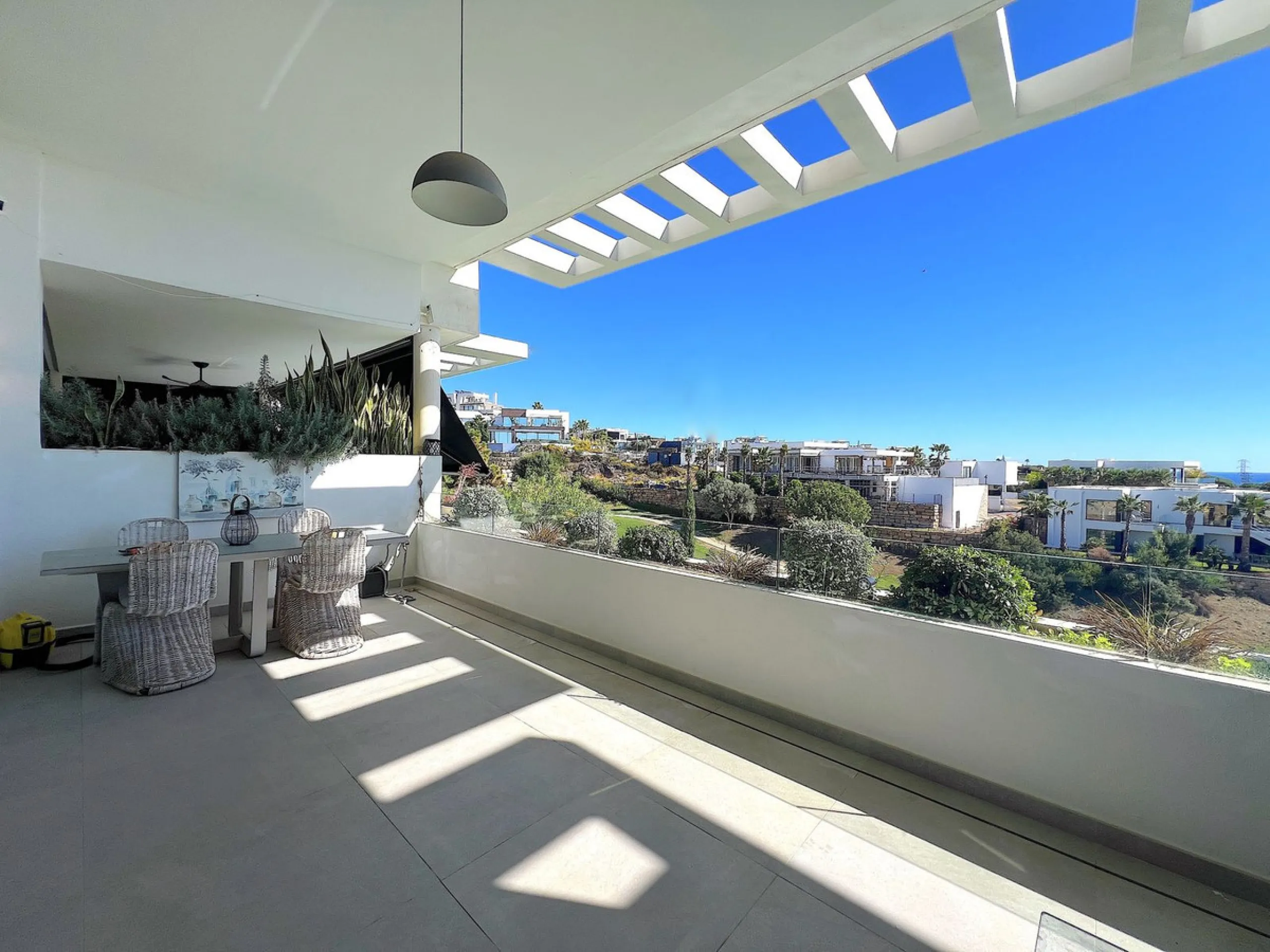 Welcome to your new dream home in Cabopino! This stunning semi-detached house, built in 2021, offers you an unrivalled living experience with panoramic sea views from every room. Located on the front line of the prestigious Cabopino golf course and a ston