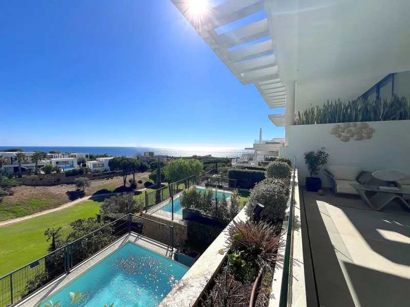 Welcome to your new dream home in Cabopino! This stunning semi-detached house, built in 2021, offers you an unrivalled living experience with panoramic sea views from every room. Located on the front line of the prestigious Cabopino golf course and a ston