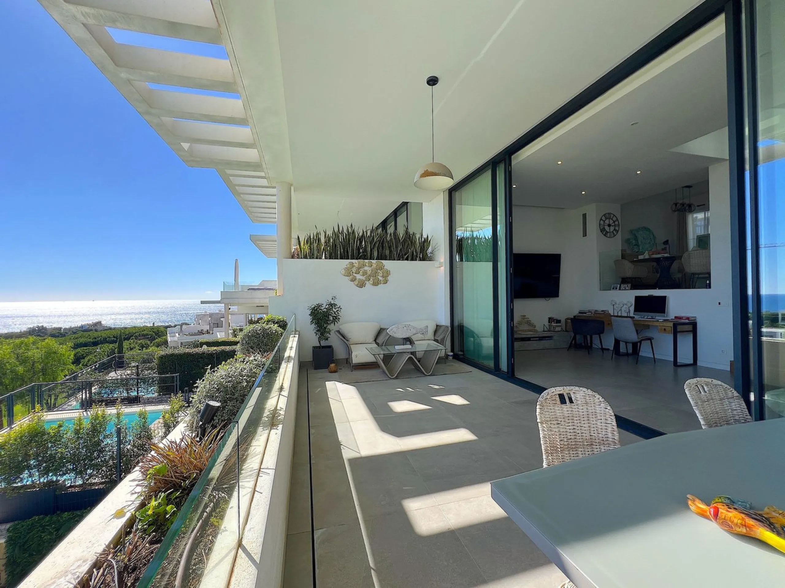Welcome to your new dream home in Cabopino! This stunning semi-detached house, built in 2021, offers you an unrivalled living experience with panoramic sea views from every room. Located on the front line of the prestigious Cabopino golf course and a ston