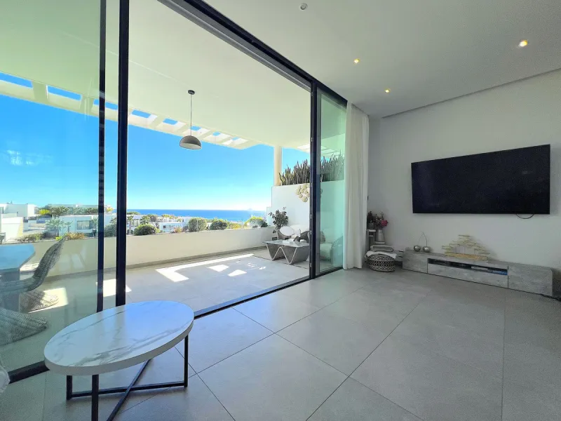 Welcome to your new dream home in Cabopino! This stunning semi-detached house, built in 2021, offers you an unrivalled living experience with panoramic sea views from every room. Located on the front line of the prestigious Cabopino golf course and a ston