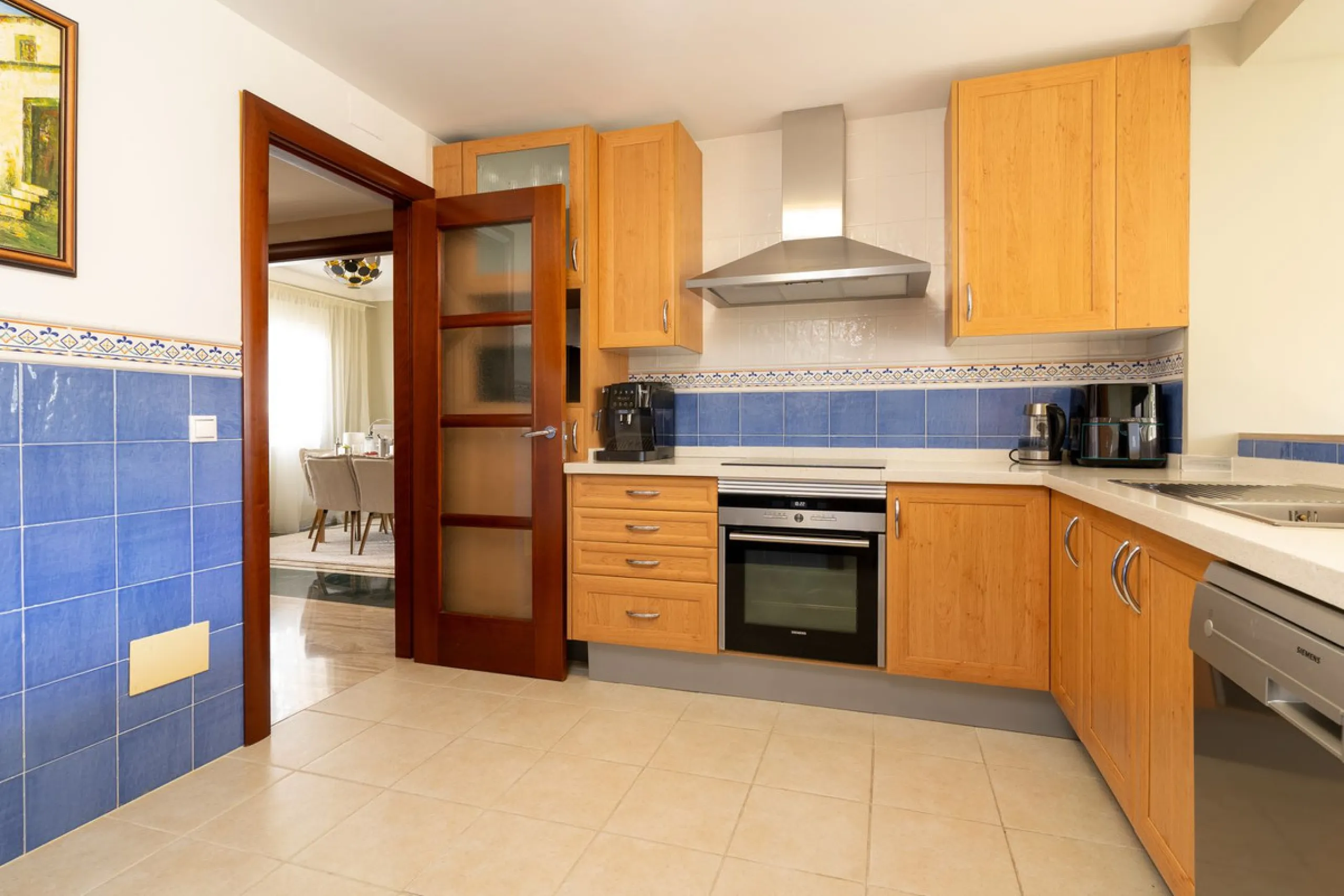 Impressive and spacious townhouse with idyllic valley views, located in the popular area of Calahonda , in a walking distance from the amenities.The townhouse is distributed on 3 floors and has 4 bedrooms, 3 bathrooms, a guest WC, very spacious living roo